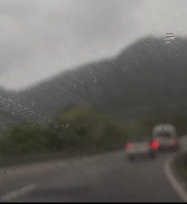 Veículo capota e deixa quatro pessoas feridas em Mangaratiba