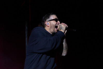 Avenged Sevenfold atrasa, mas entrega show animado