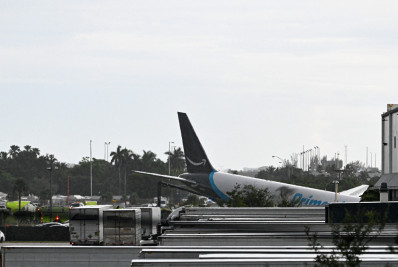 Avião de carga sai da pista, atinge veículos e pega fogo em Miami