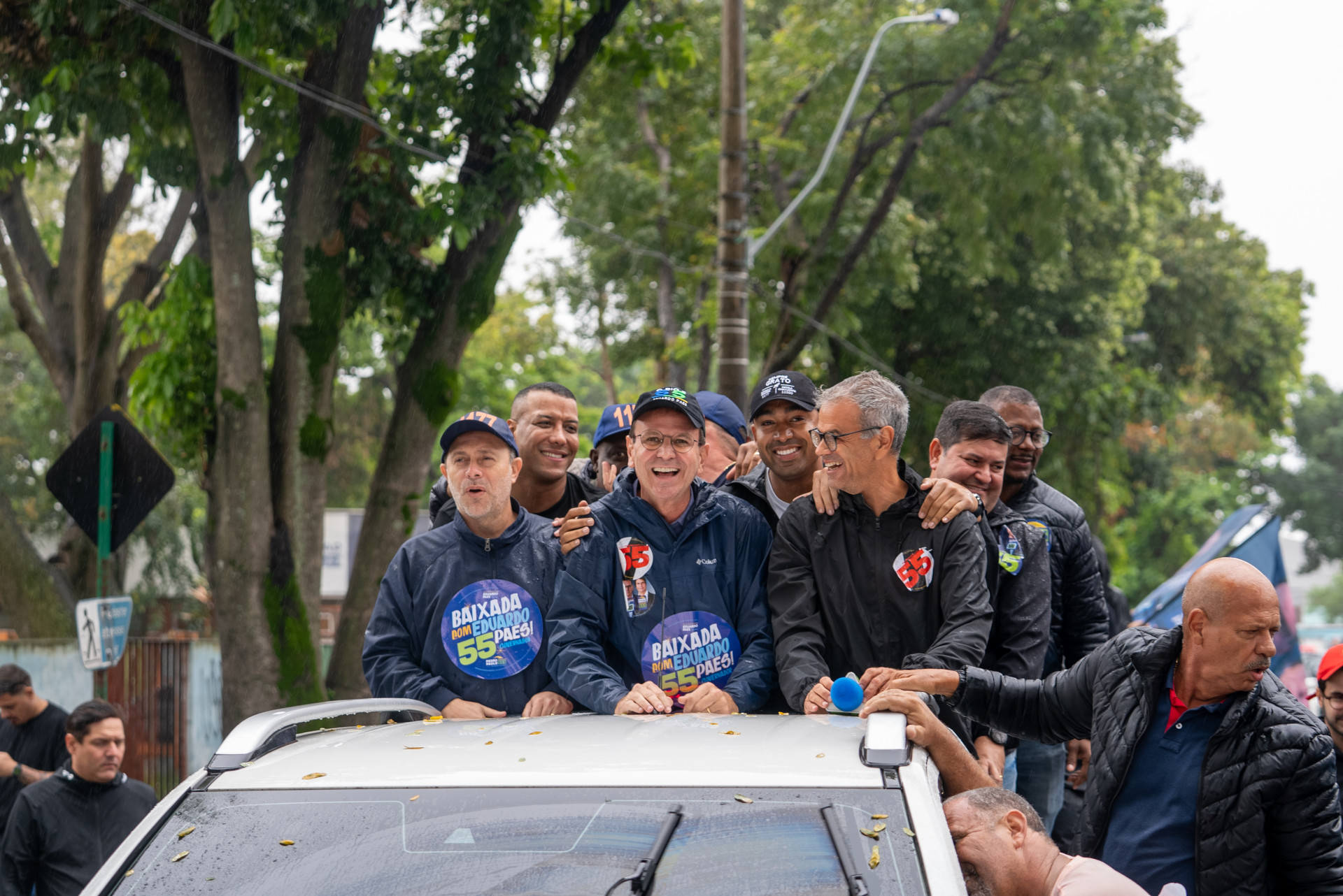 Candidato pelo PSD, Eduardo Paes participou de uma carreata em Nova Iguaçu, na Baixada Fluminense - Divulgação