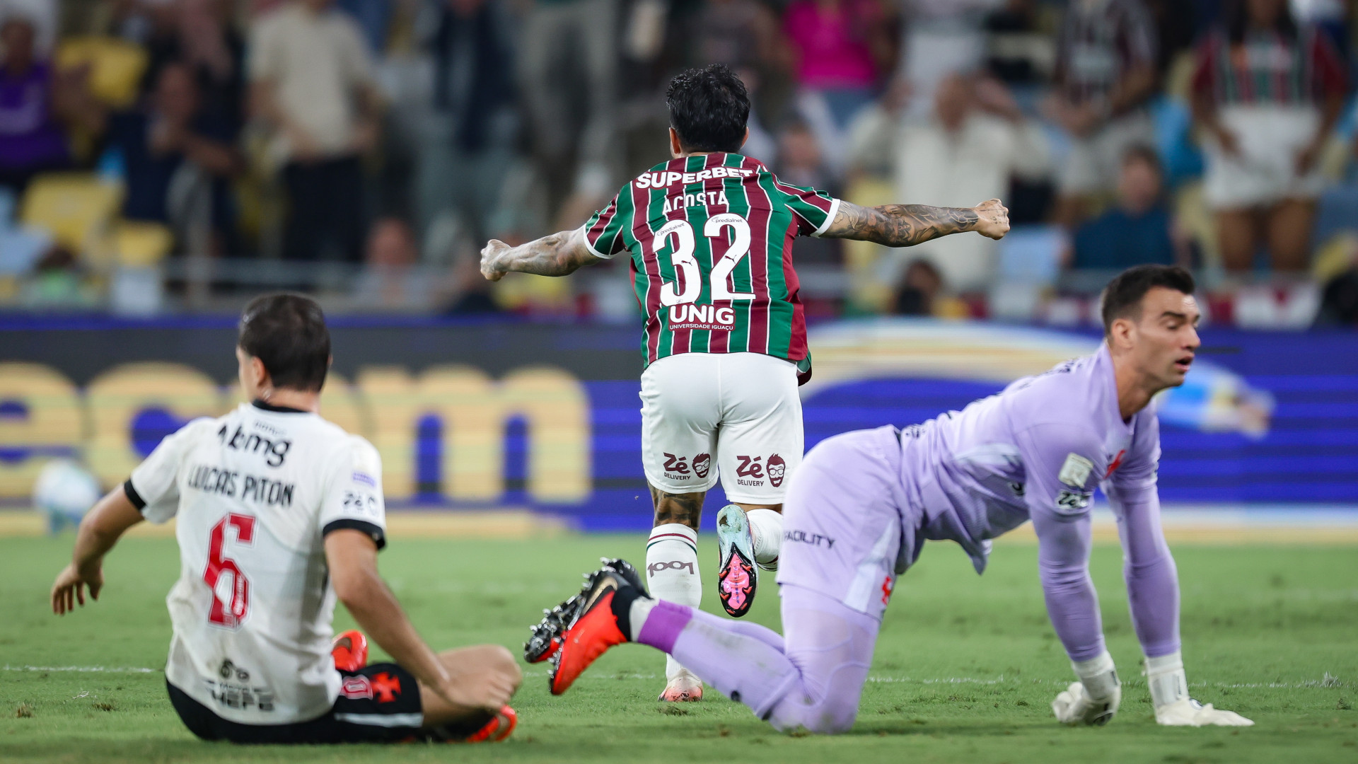 Lucho Acosta comemorando gol em cl&aacute;ssico sobre o Vasco