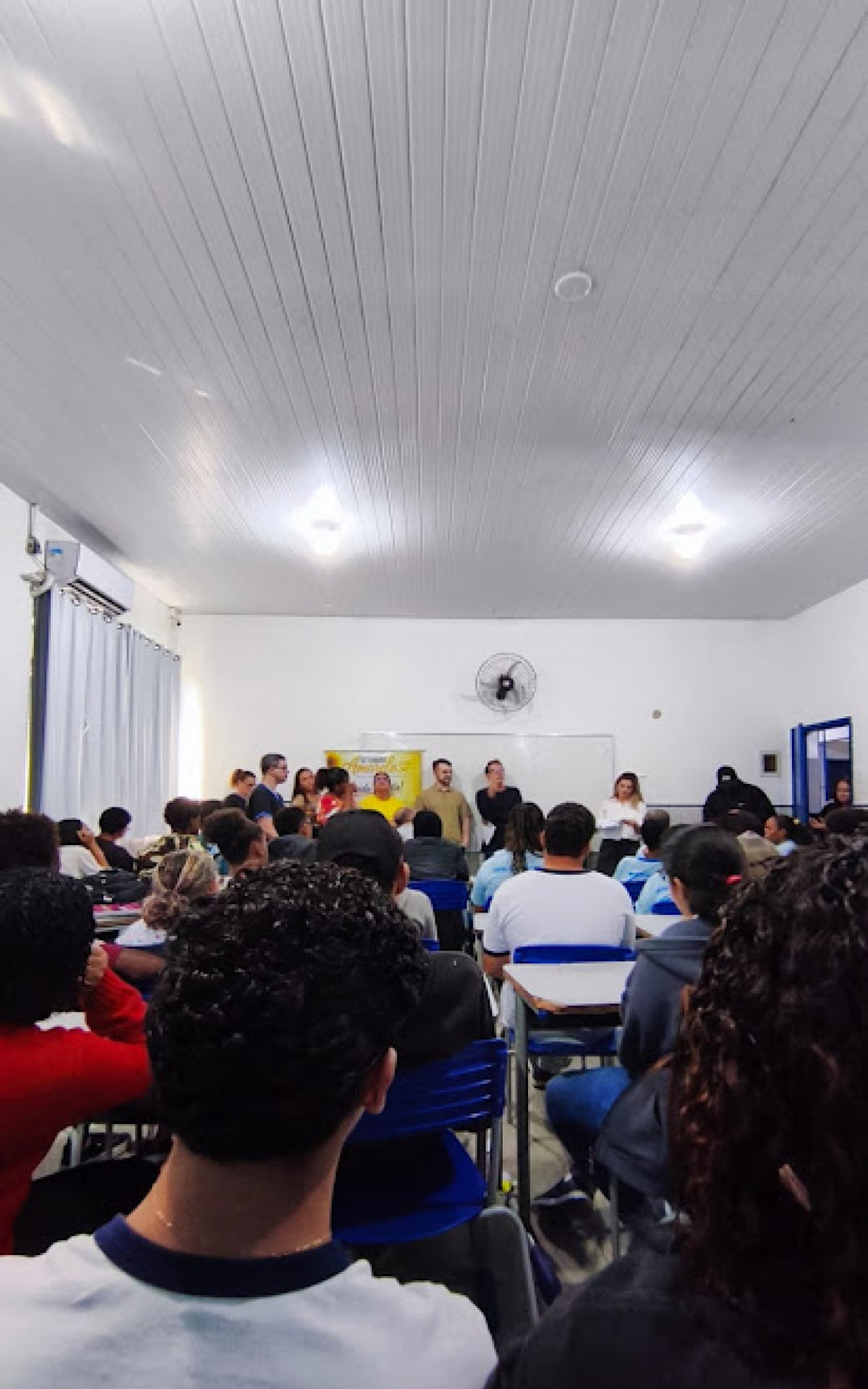 Estudantes do Colégio Estadual Farmacêutico Rodolfo Albino acompanham
atentamente a palestra do CAPS, com o Setembro Amarelo levando informação e
desmistificando o trabalho de acolhimento em saúde mental - Ricardo Vieira