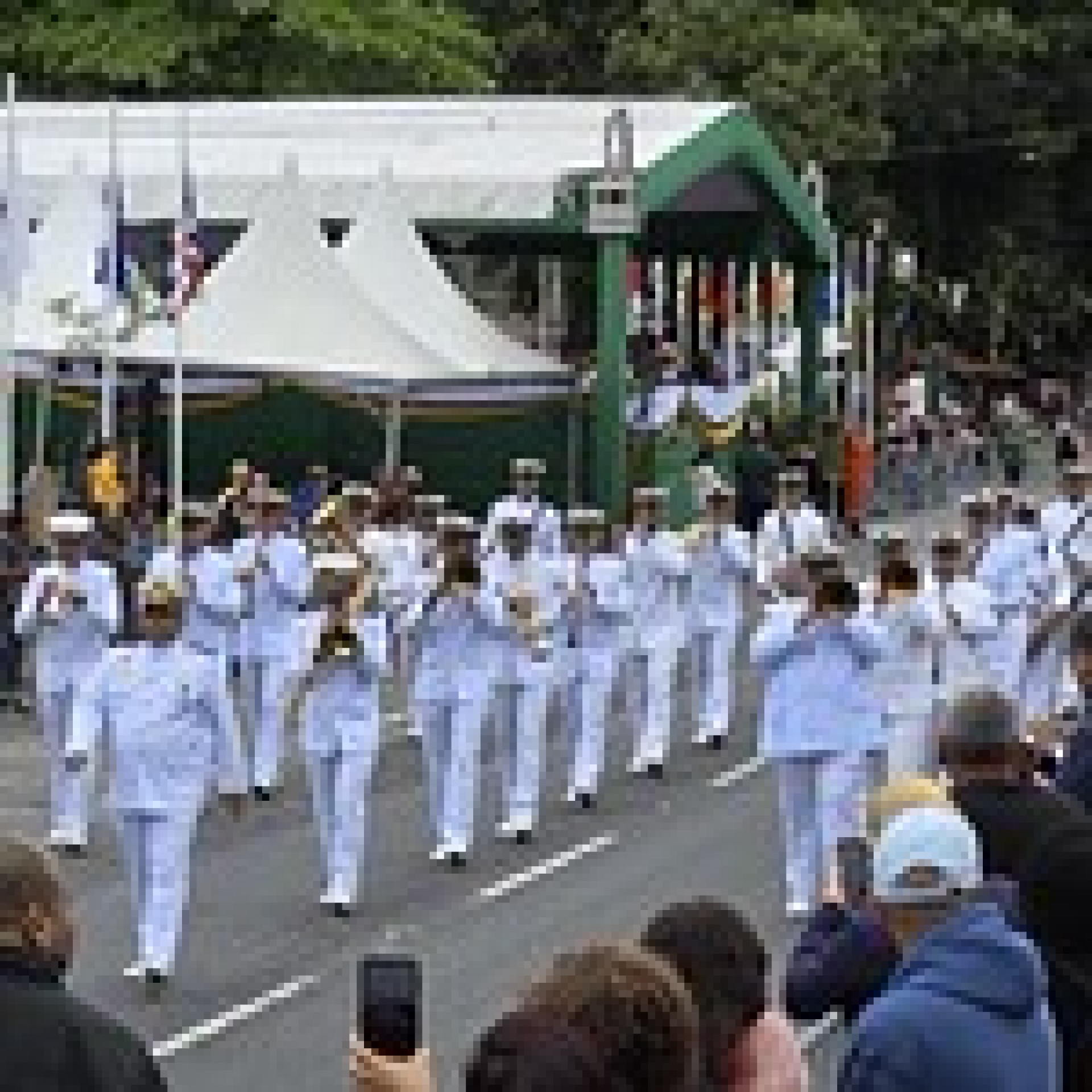 Desfile das Forças Armadas recebe aplausos na Avenida Júlio Maria