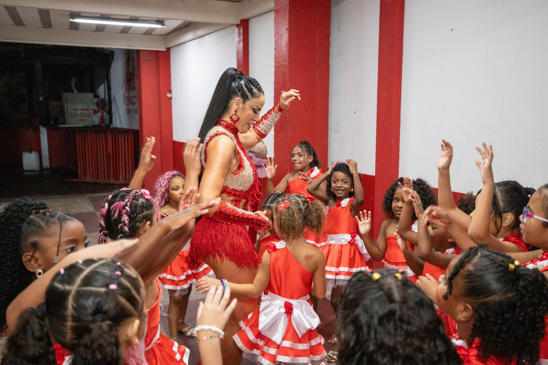 Alice Alves recebe homenagem de escola mirim da Estácio em final de samba - Christian Rodrigues / Divulgação