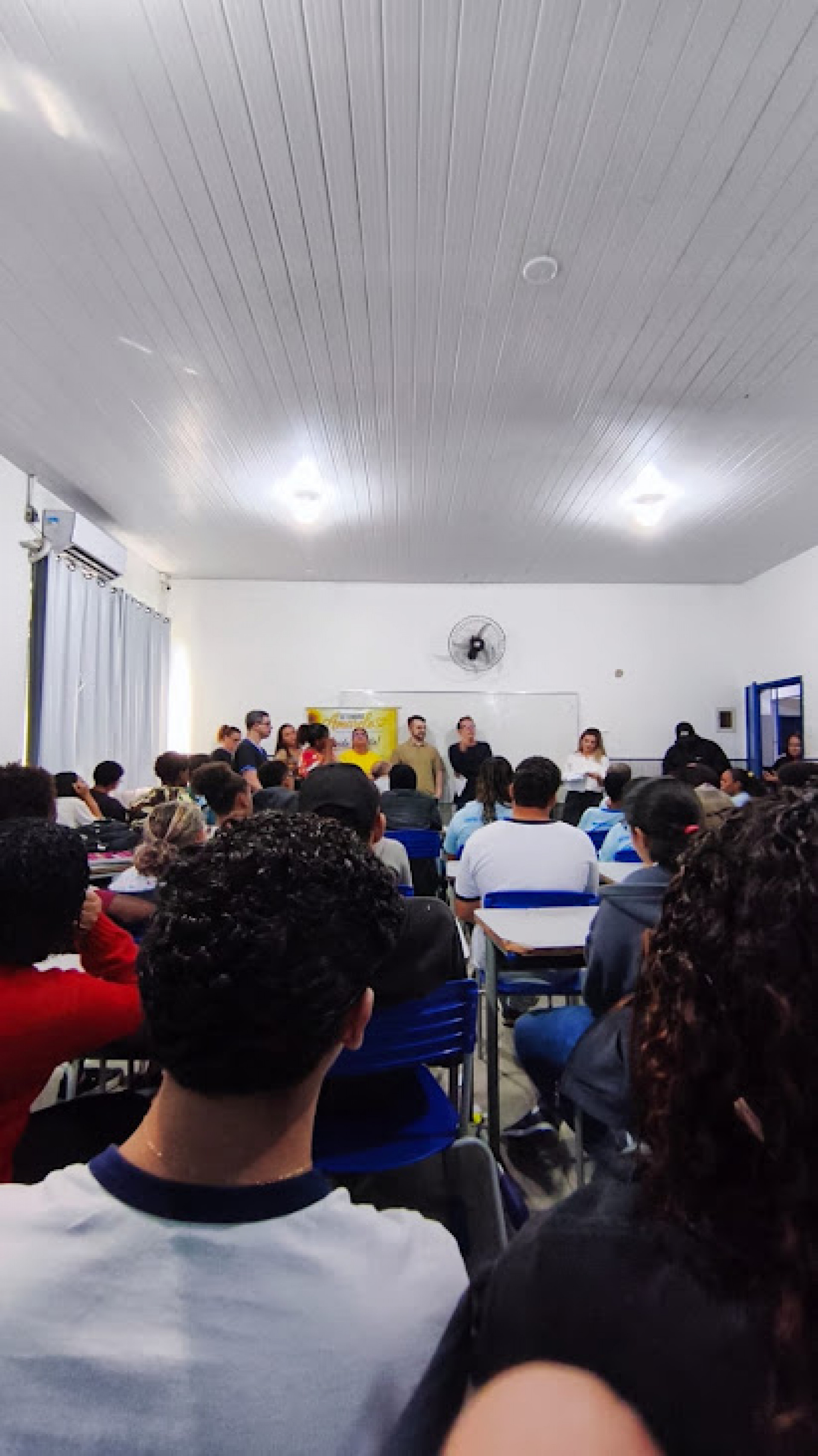 Estudantes do Colégio Estadual Farmacêutico Rodolfo Albino acompanham
atentamente a palestra do CAPS, com o Setembro Amarelo levando informação e
desmistificando o trabalho de acolhimento em saúde mental
