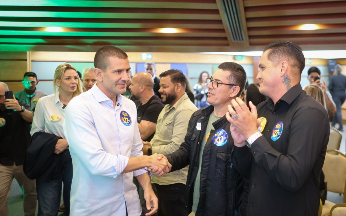 Douglas Ruas esteve com PMs e bombeiros