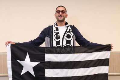Ziyech chega ao Rio e é recebido com festa da torcida do Botafogo