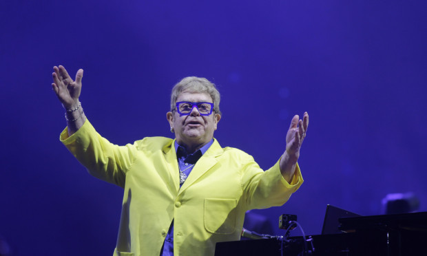 Elton John faz o público dançar e cantar forte