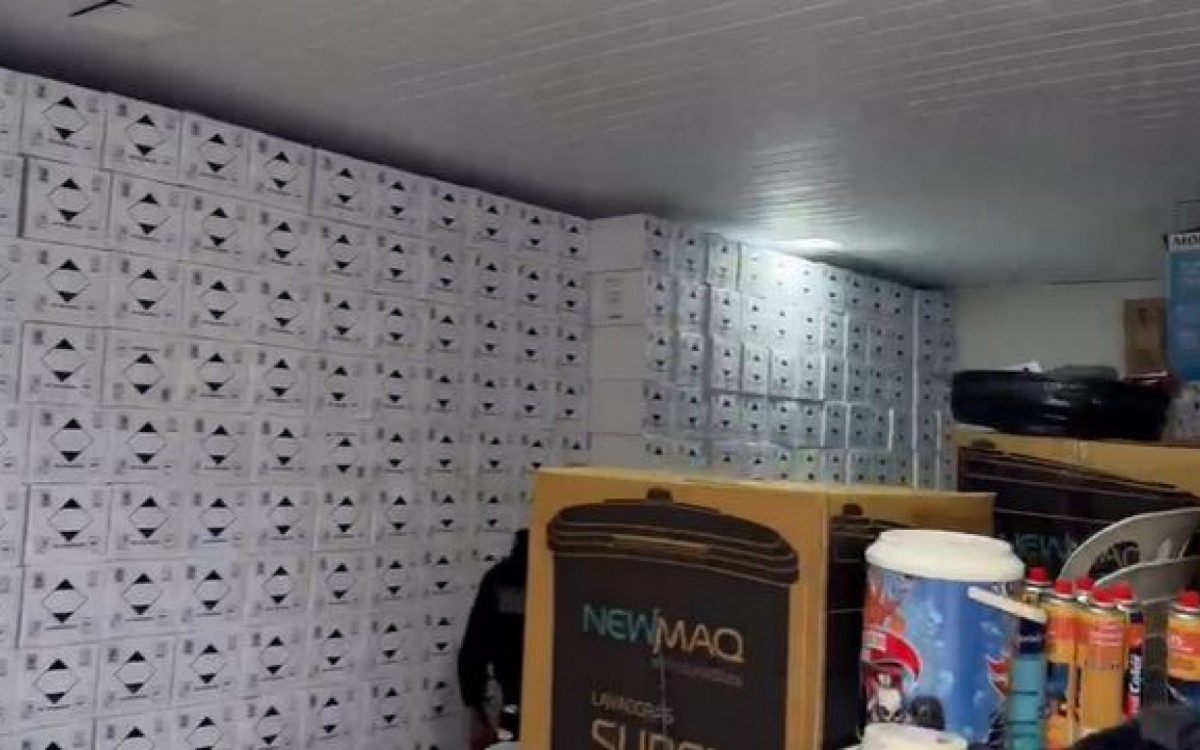 Mais de 20 mil unidades de gás foram encontrados em uma loja de produtos domésticos - Divulgação/PCERJ