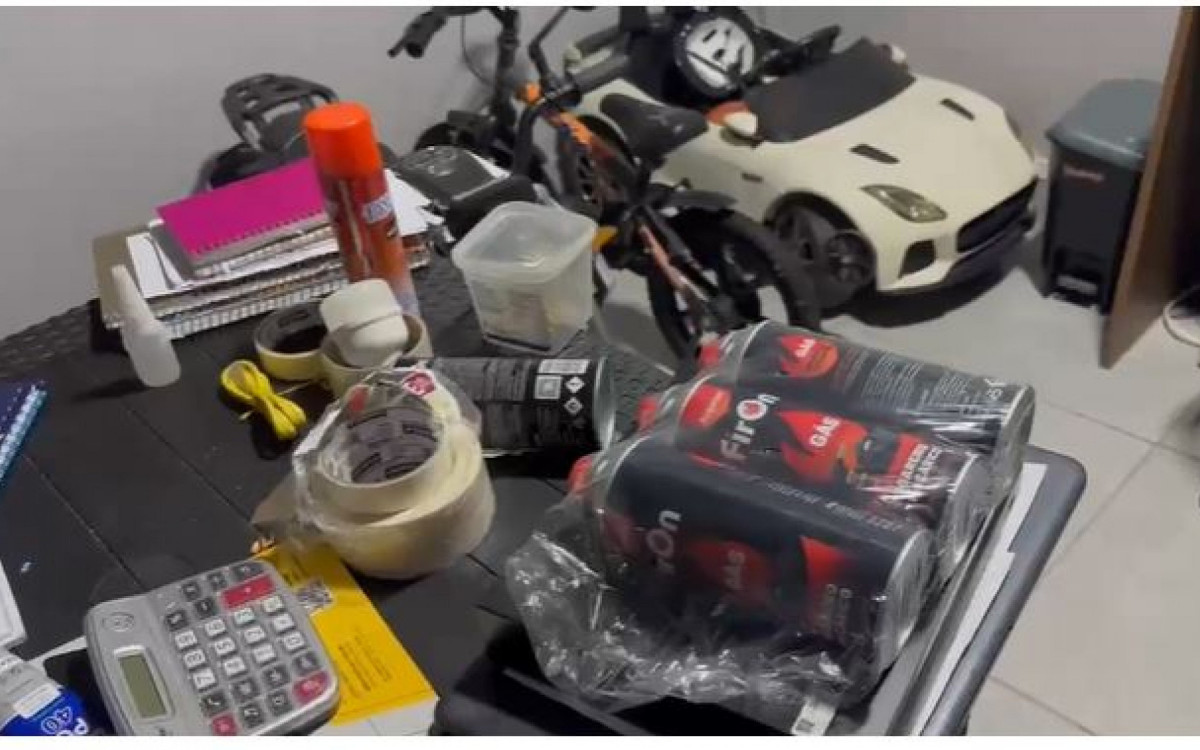 Mais de 20 mil unidades de gás foram encontrados em uma loja de produtos domésticos - Divulgação/PCERJ