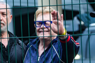 Sorridente, Elton John deixa o Brasil após show no Rock in Rio