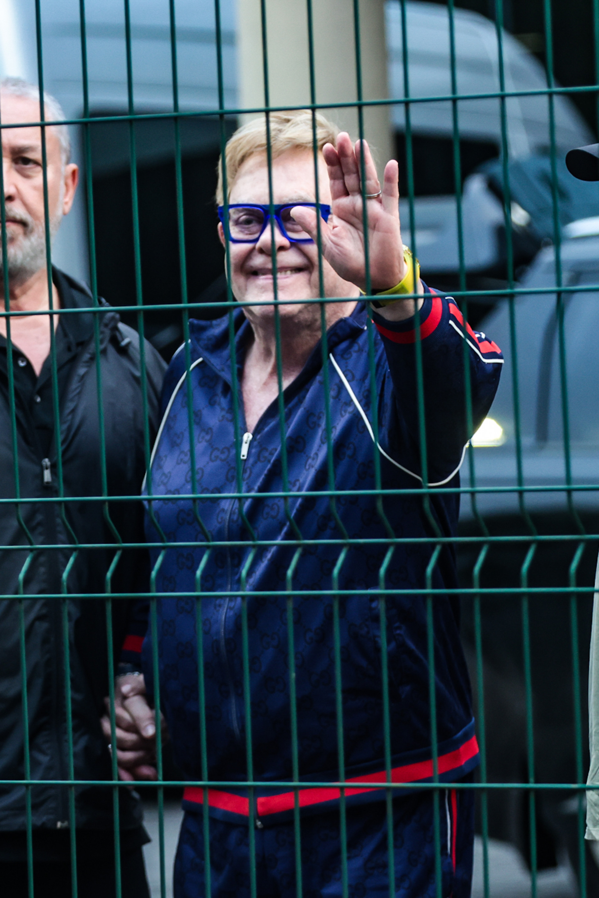 Antes de deixar o Brasil, Elton John acena para os fãs no aeroporto do Galeão - Victor Chapetta / Brazil News