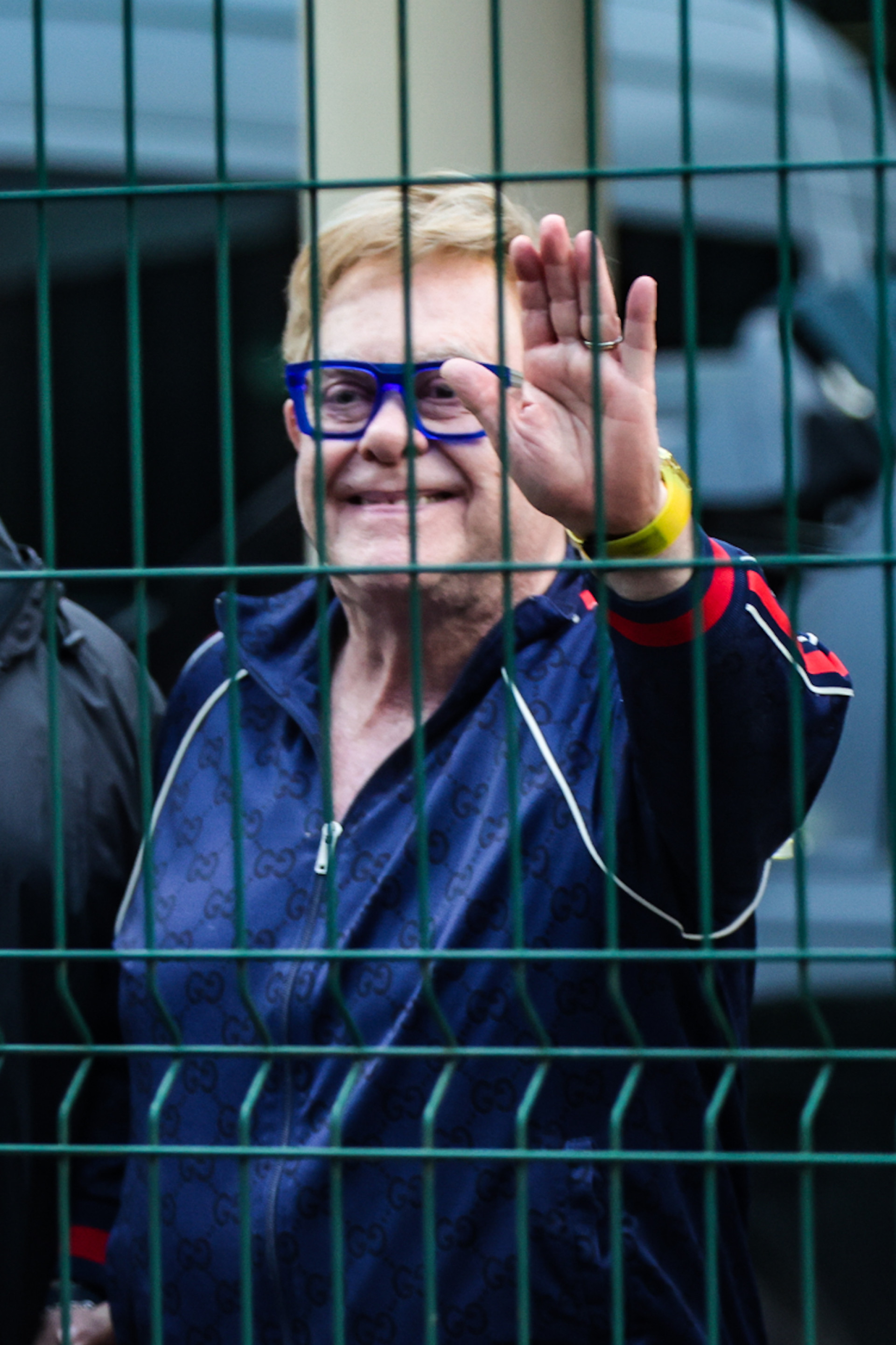 Antes de deixar o Brasil, Elton John acena para os fãs no aeroporto do Galeão - Victor Chapetta / Brazil News