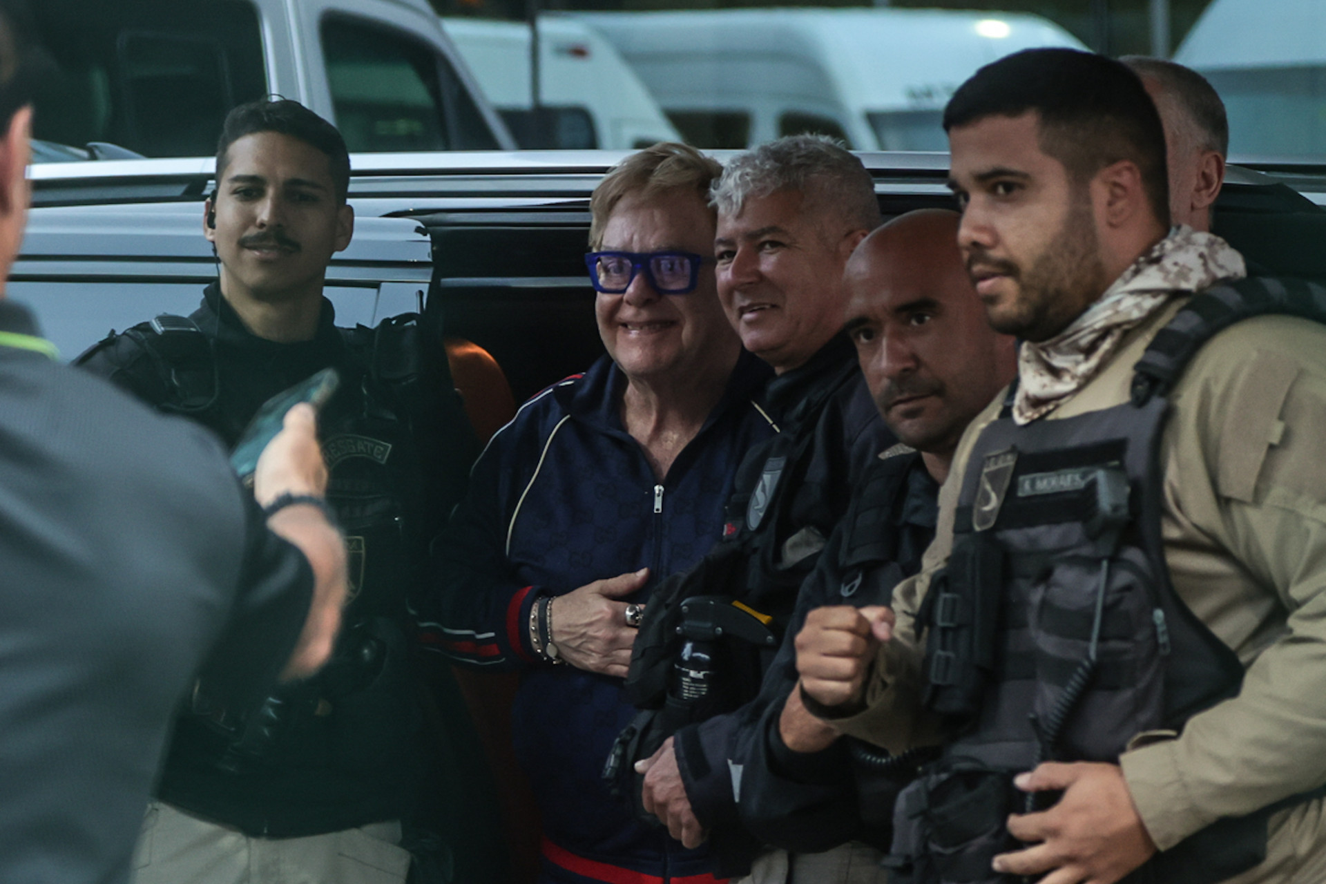  Elton John posa com os agentes que fizeram sua escolta até o aeroporto - Victor Chapetta / Brazil News