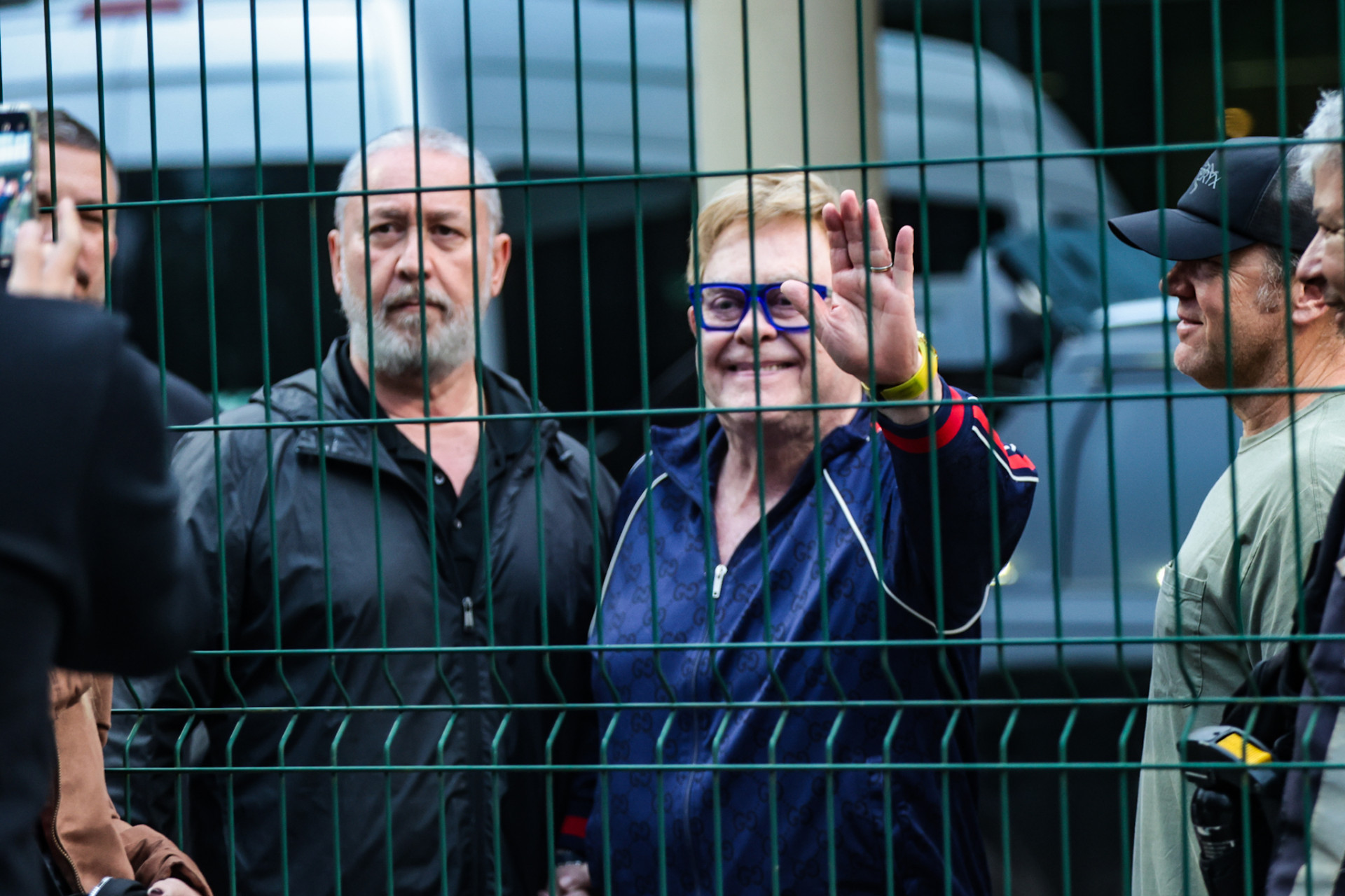 Antes de deixar o Brasil, Elton John acena para os fãs no aeroporto do Galeão - Victor Chapetta / Brazil News