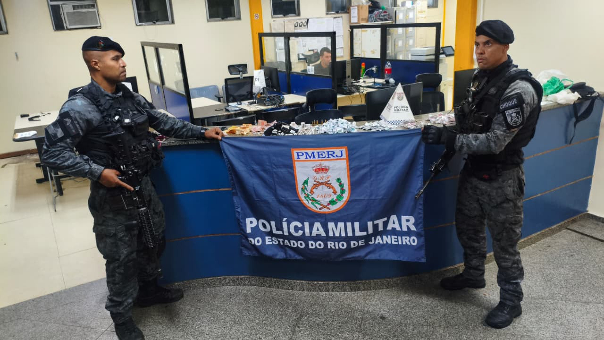 Policiais apreenderam um revólver e uma grande quantidade de material entorpecente - Divulgação / PMERJ