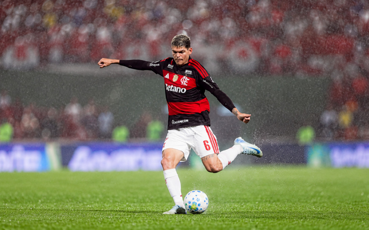Ayrton Lucas em ação pelo Flamengo