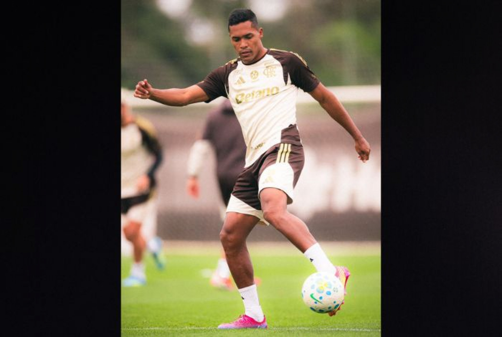 Alex Sandro treinou com o elenco do Flamengo neste sábado (12) - Adriano Fontes / Flamengo