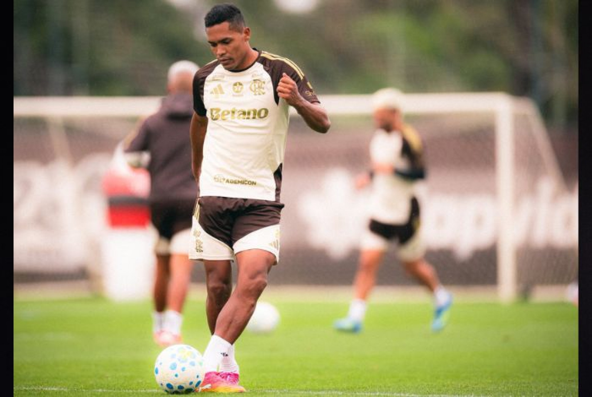 Alex Sandro treinou com o elenco do Flamengo neste sábado (12) - Adriano Fontes / Flamengo