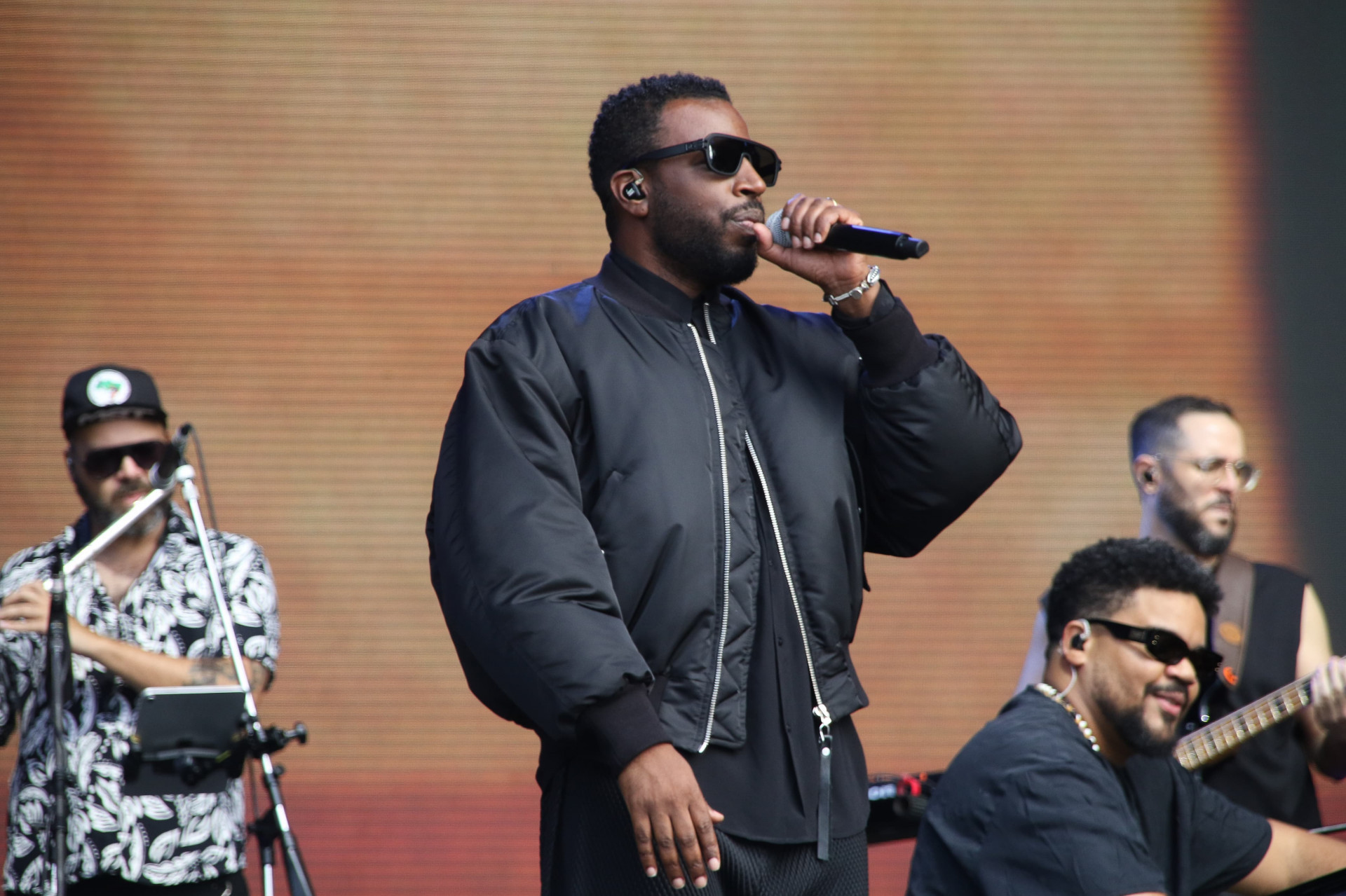 Crioulo, Amado e Dino se apresentam no palco Sunset no sexto dia de Rock in Rio 2026 - André Moreira/Brazil News