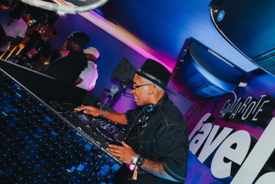 DJ de Belford Roxo estreia no Rock in Rio e faz sucesso no festival