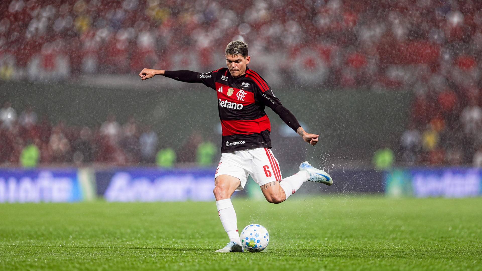 Ayrton Lucas em a&ccedil;&atilde;o pelo Flamengo - Internet