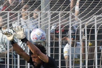 Vozinha falha em escanteio e sofre primeiro gol pelo Colo-Colo; veja
