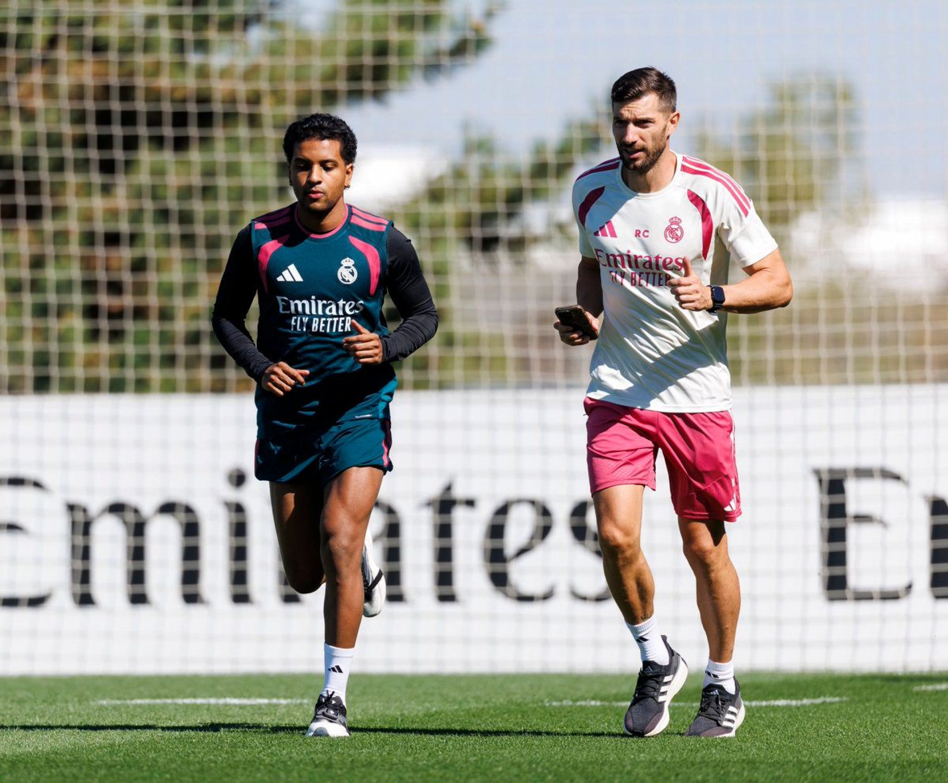 Rodrygo já treina em campo no Real Madrid - Reprodução / X @RodrygoGoes