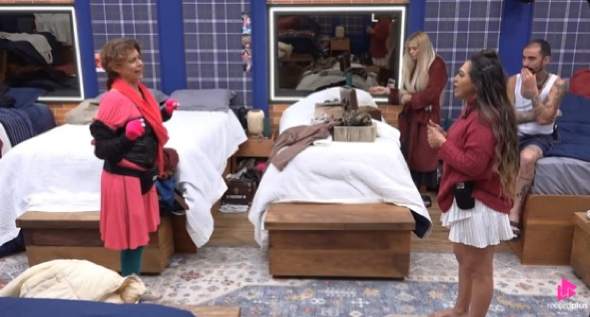 Giovanna Gold e Darlin Ferrattry discutiram no quarto  - Reprodução de vídeo