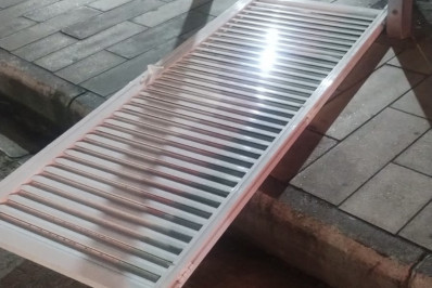 Homem é preso após ser seguido com porta de alumínio furtada 