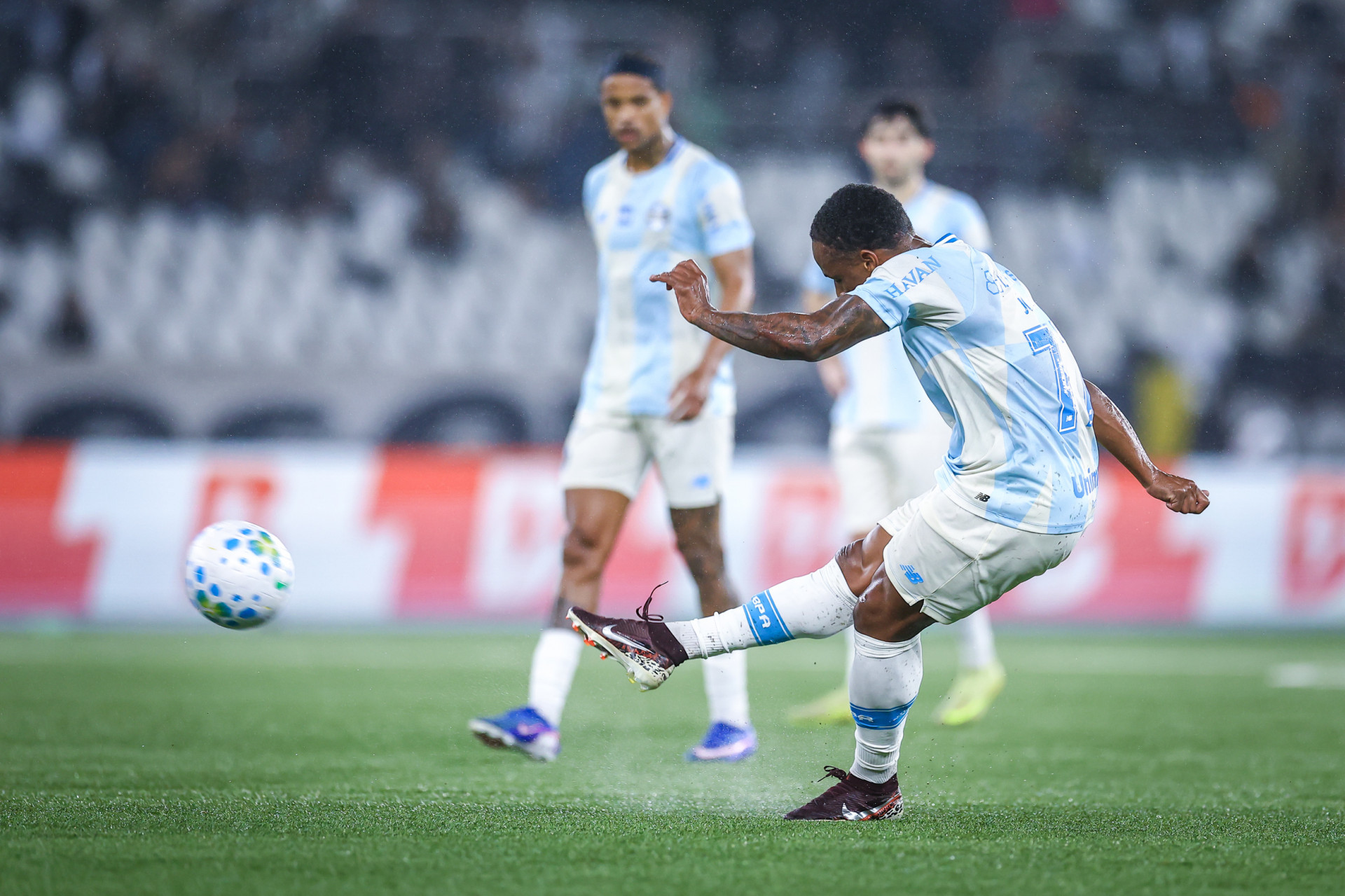 Jovane Cabral marcou gola&ccedil;o de falta para o Gr&ecirc;mio - Lucas Uebel / Gr&ecirc;mio