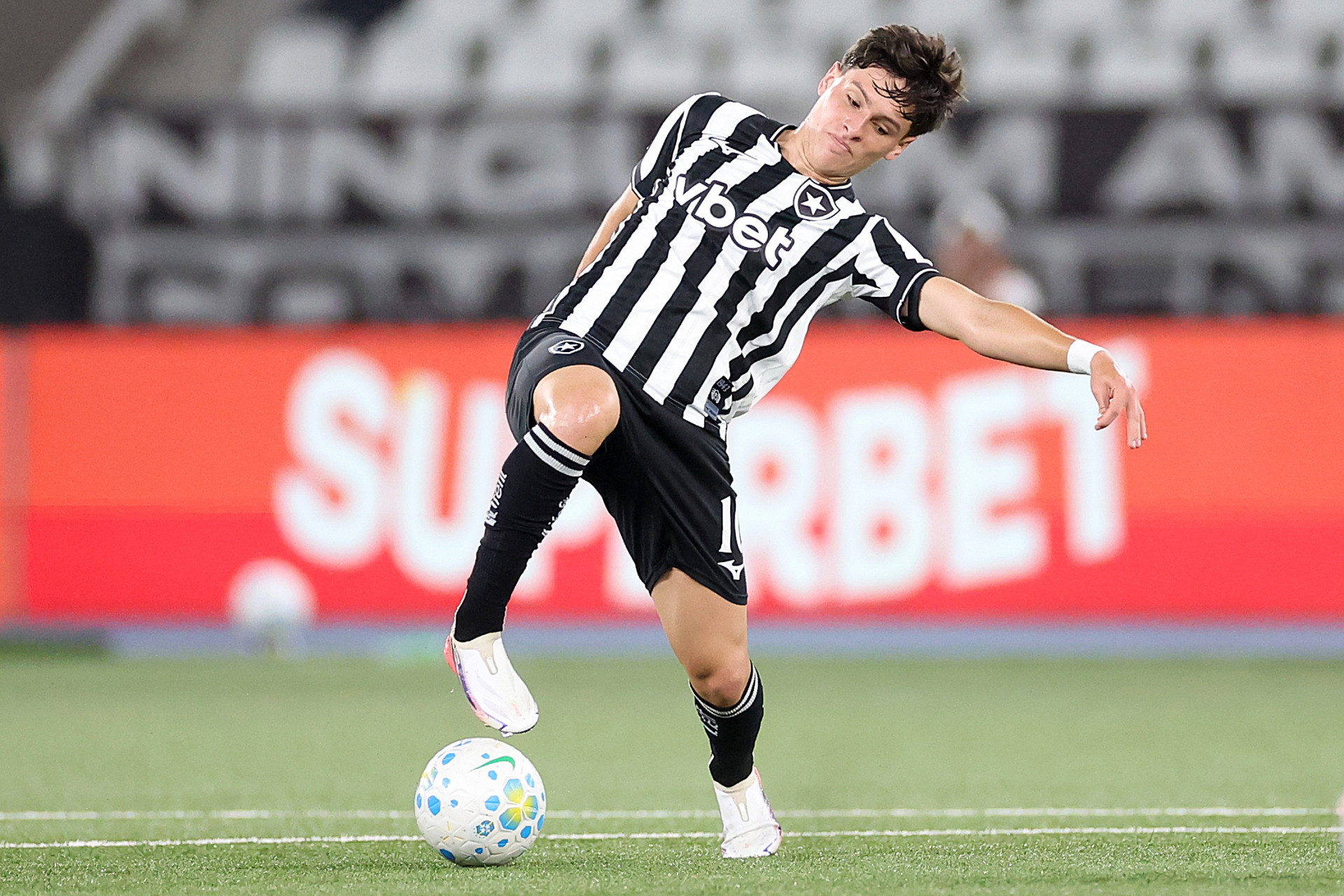 Dentro da &aacute;rea, Montoro deu assist&ecirc;ncia na medida para o gol de Danilo - Vitor Silva / Botafogo