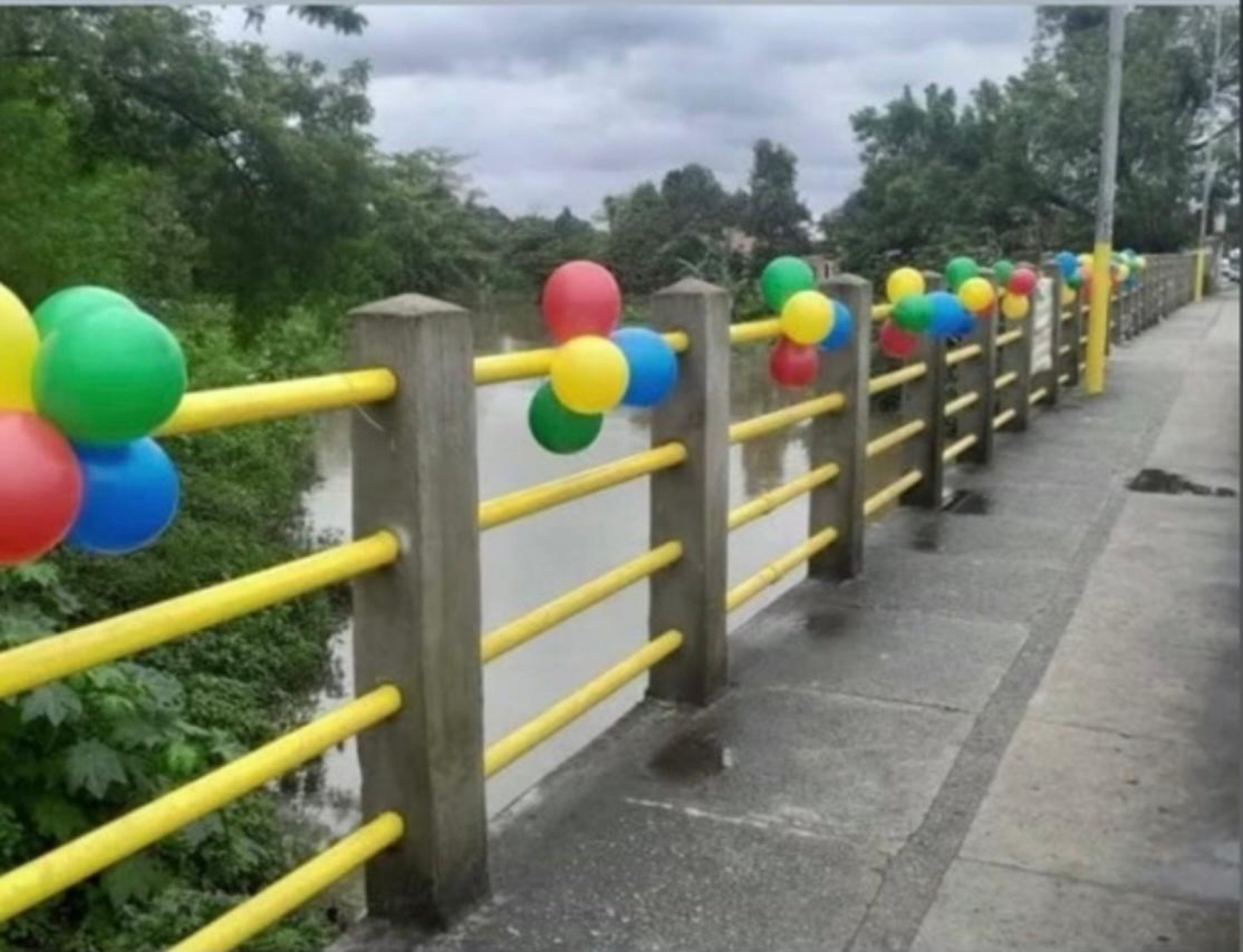 Balões com cores associadas ao autismo foram colocadas em ponte sobre o Rio Guandu - Reprodução / Redes Sociais