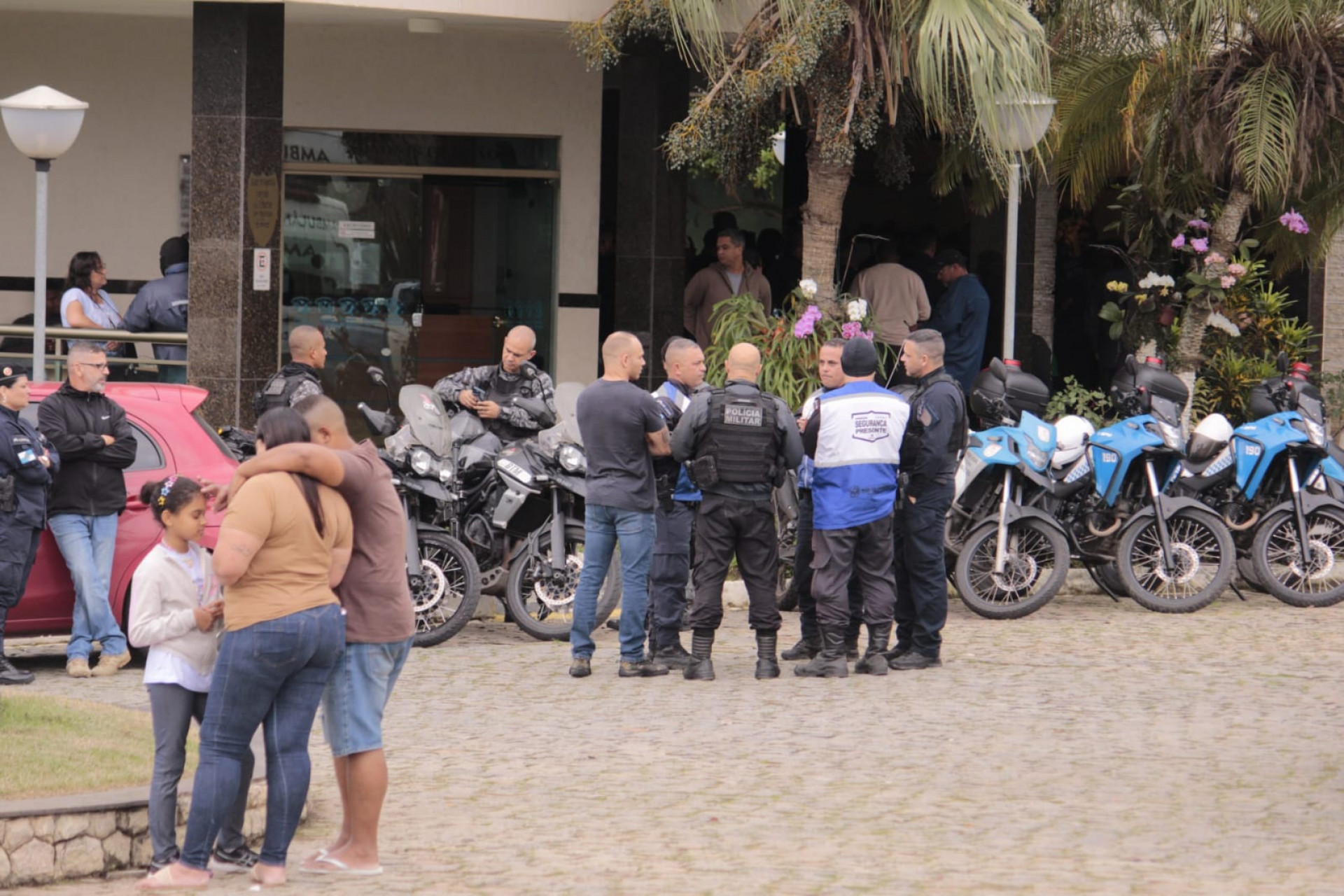 Cortejo de Rayllan Carino ocorreu com presença de diversos PMs no Memorial Parque Nycteroy - Carlos Elias Junior / Agência O Dia