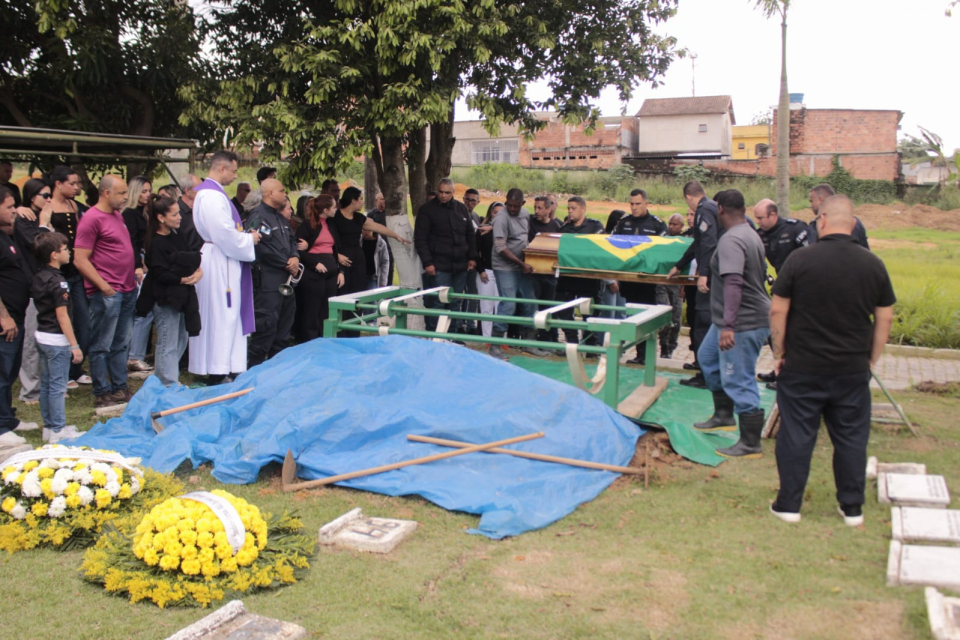 Cortejo de Rayllan Carino ocorreu com presença de diversos PMs no Memorial Parque Nycteroy - Carlos Elias Junior / Agência O Dia