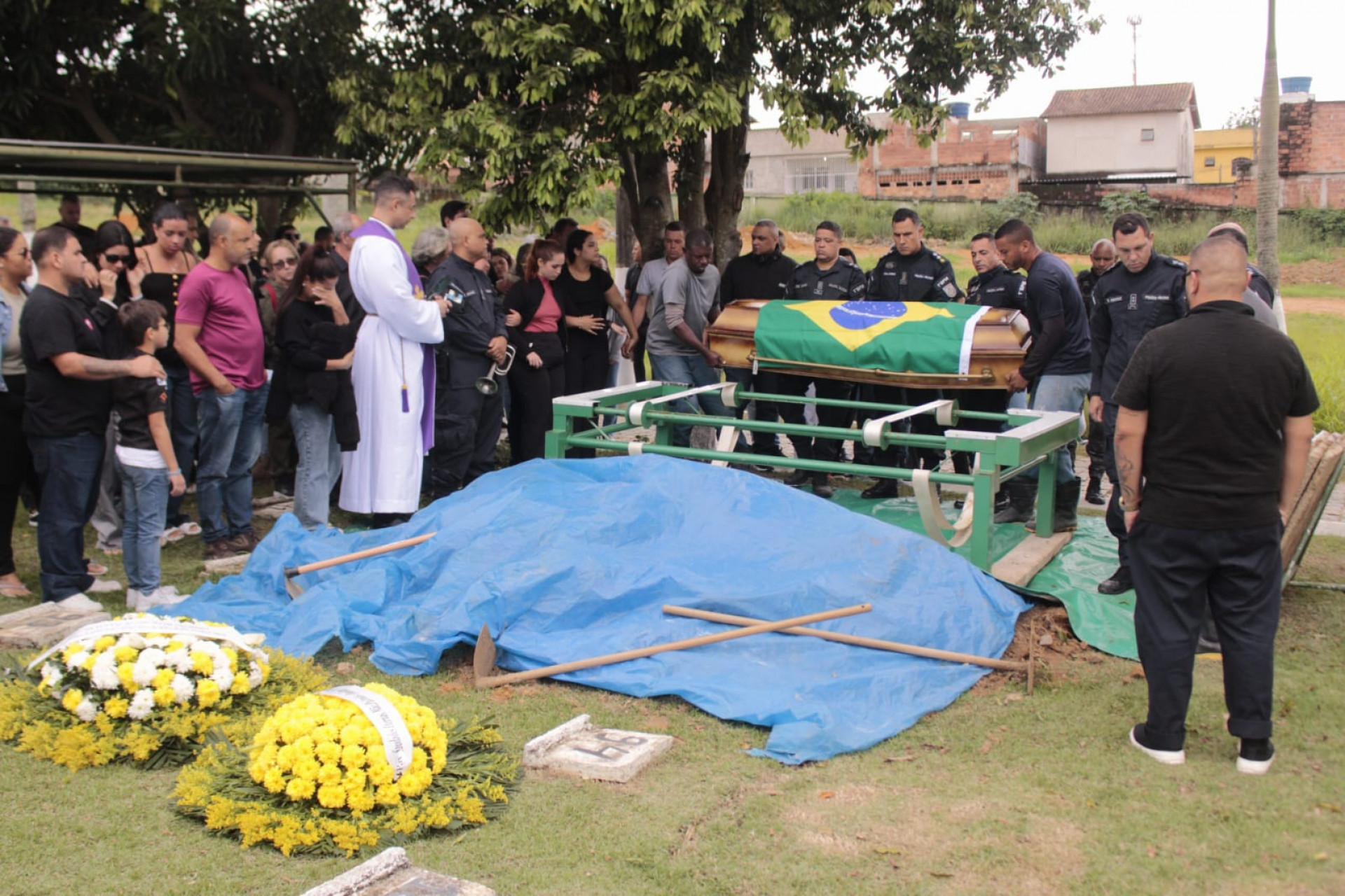 Cortejo de Rayllan Carino ocorreu com presença de diversos PMs no Memorial Parque Nycteroy - Carlos Elias Junior / Agência O Dia