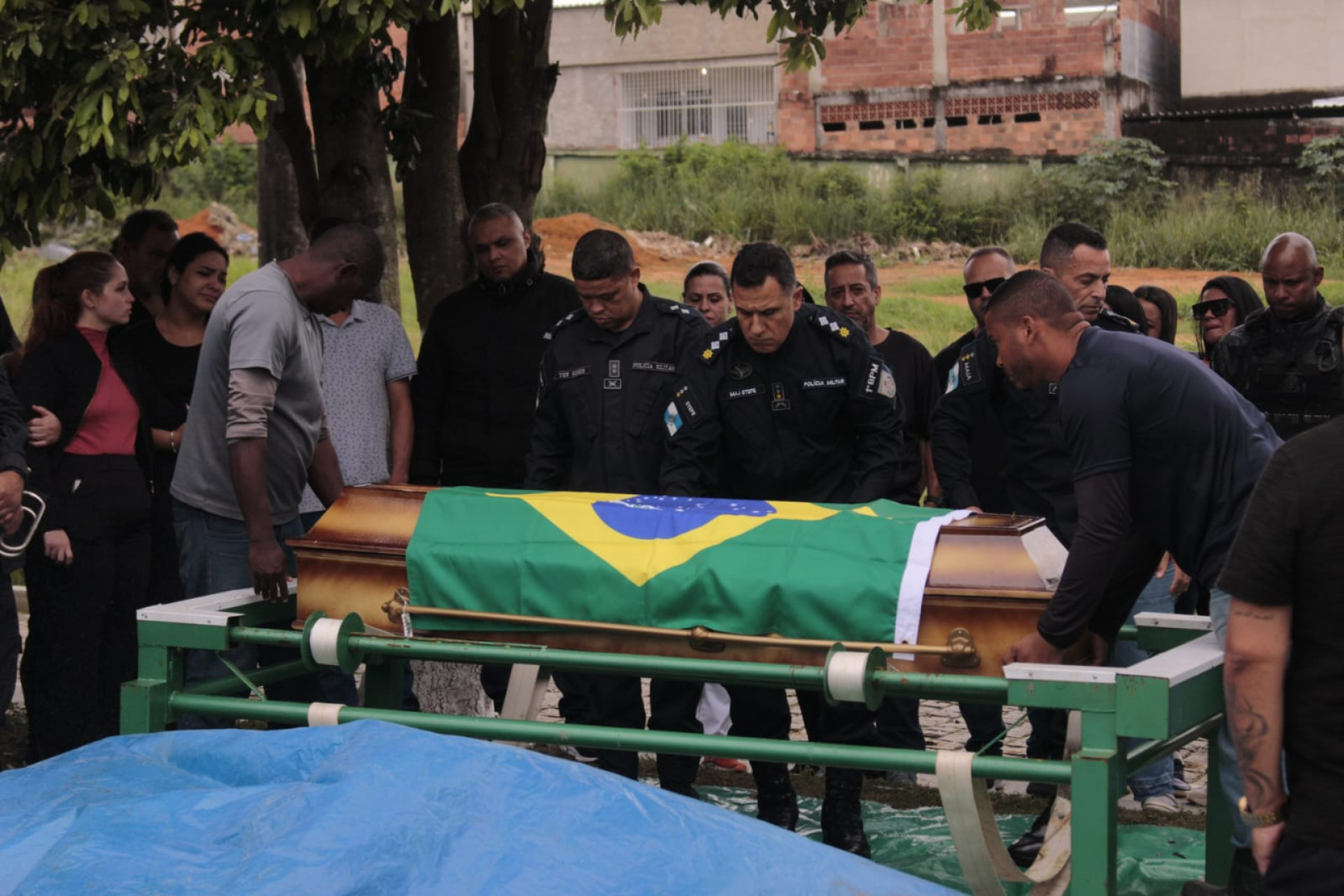 Cortejo de Rayllan Carino ocorreu com presença de diversos PMs no Memorial Parque Nycteroy - Carlos Elias Junior / Agência O Dia