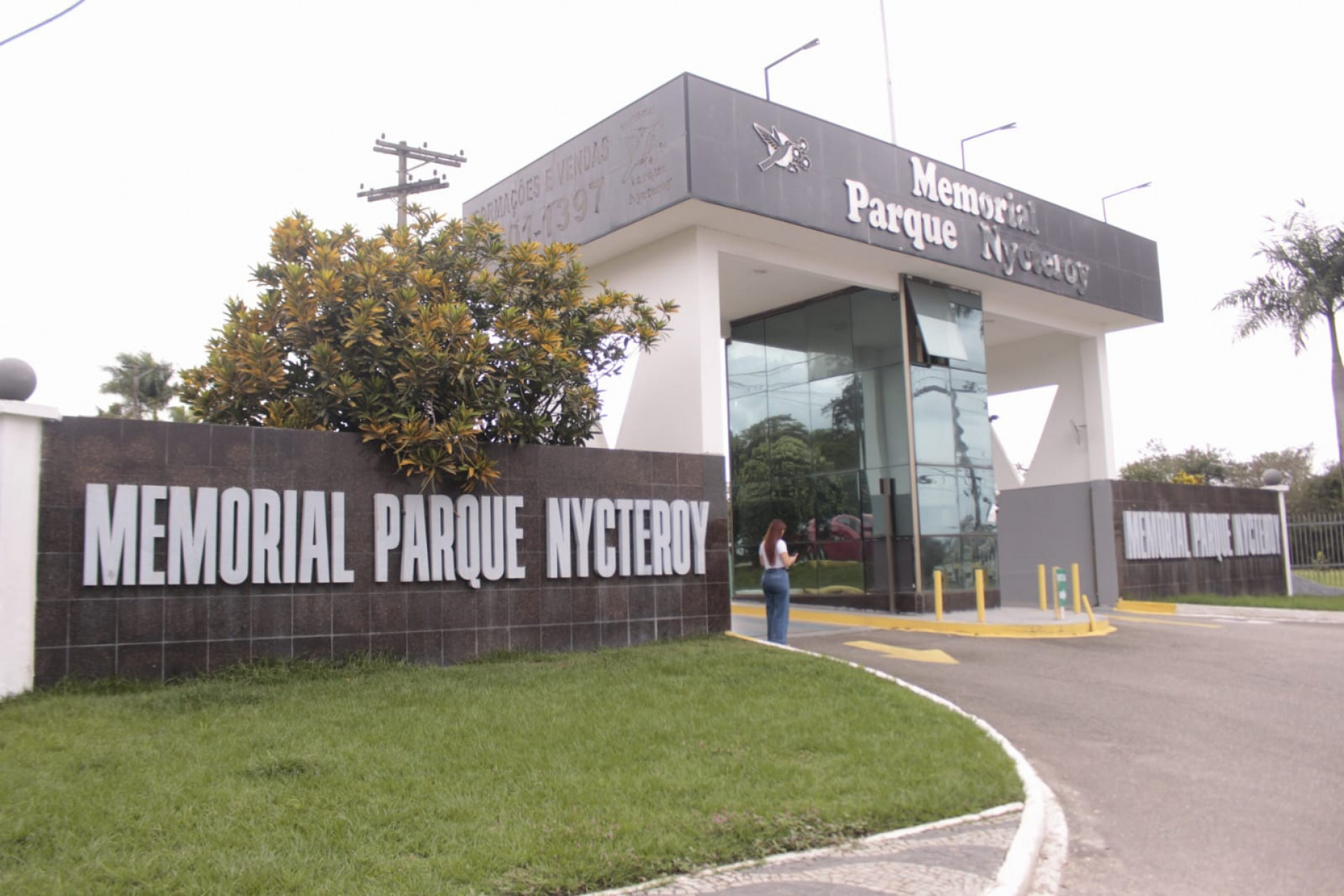 Cortejo de Rayllan Carino ocorreu com presença de diversos PMs no Memorial Parque Nycteroy - Carlos Elias Junior / Agência O Dia