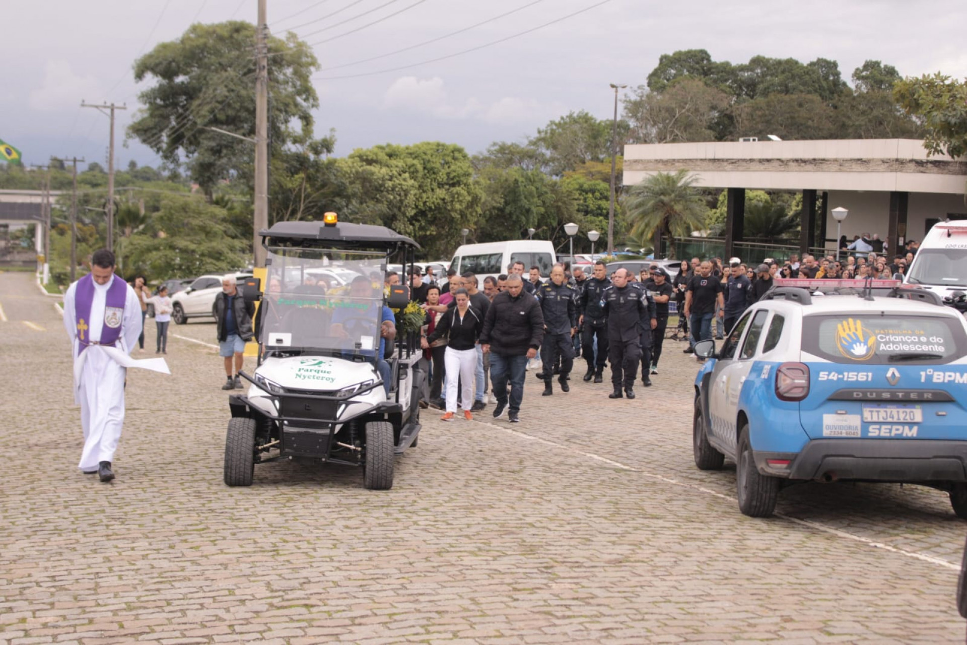 Cortejo de Rayllan Carino ocorreu com presença de diversos PMs no Memorial Parque Nycteroy - Carlos Elias Junior / Agência O Dia