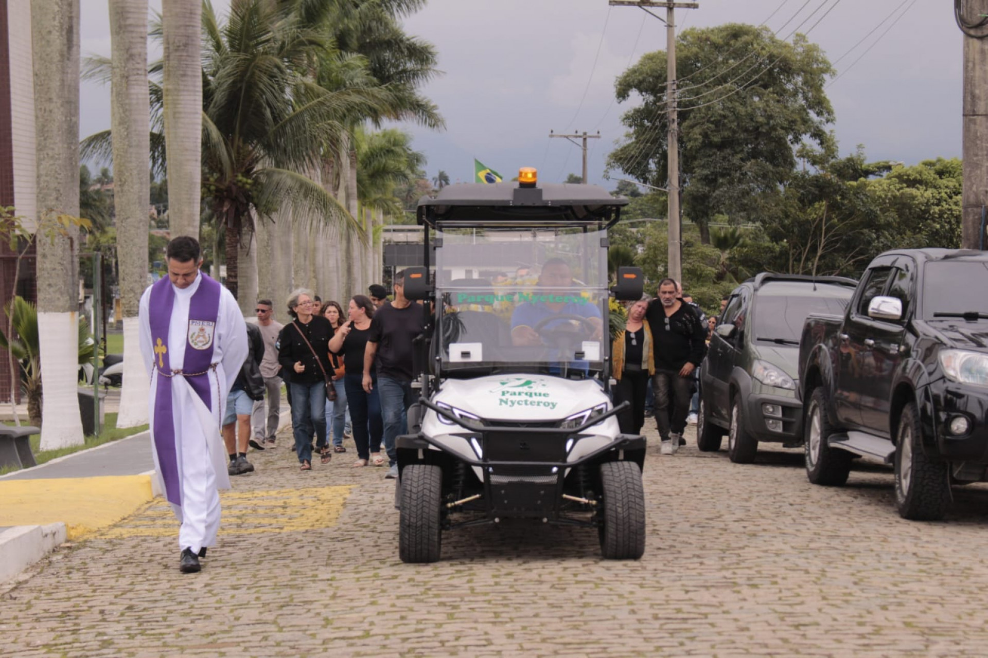 Cortejo de Rayllan Carino ocorreu com presença de diversos PMs no Memorial Parque Nycteroy - Carlos Elias Junior / Agência O Dia