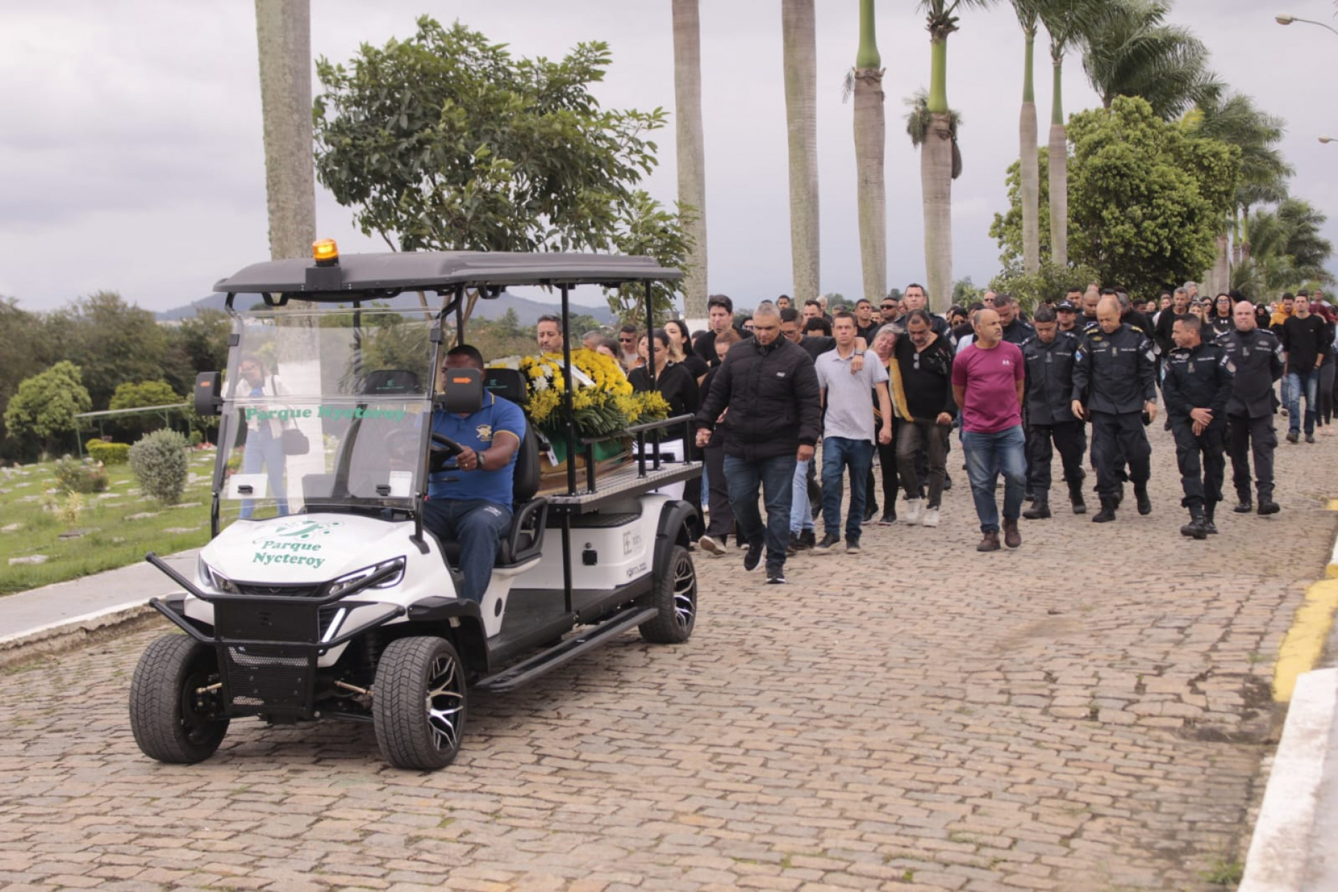 Cortejo de Rayllan Carino ocorreu com presença de diversos PMs no Memorial Parque Nycteroy - Carlos Elias Junior / Agência O Dia