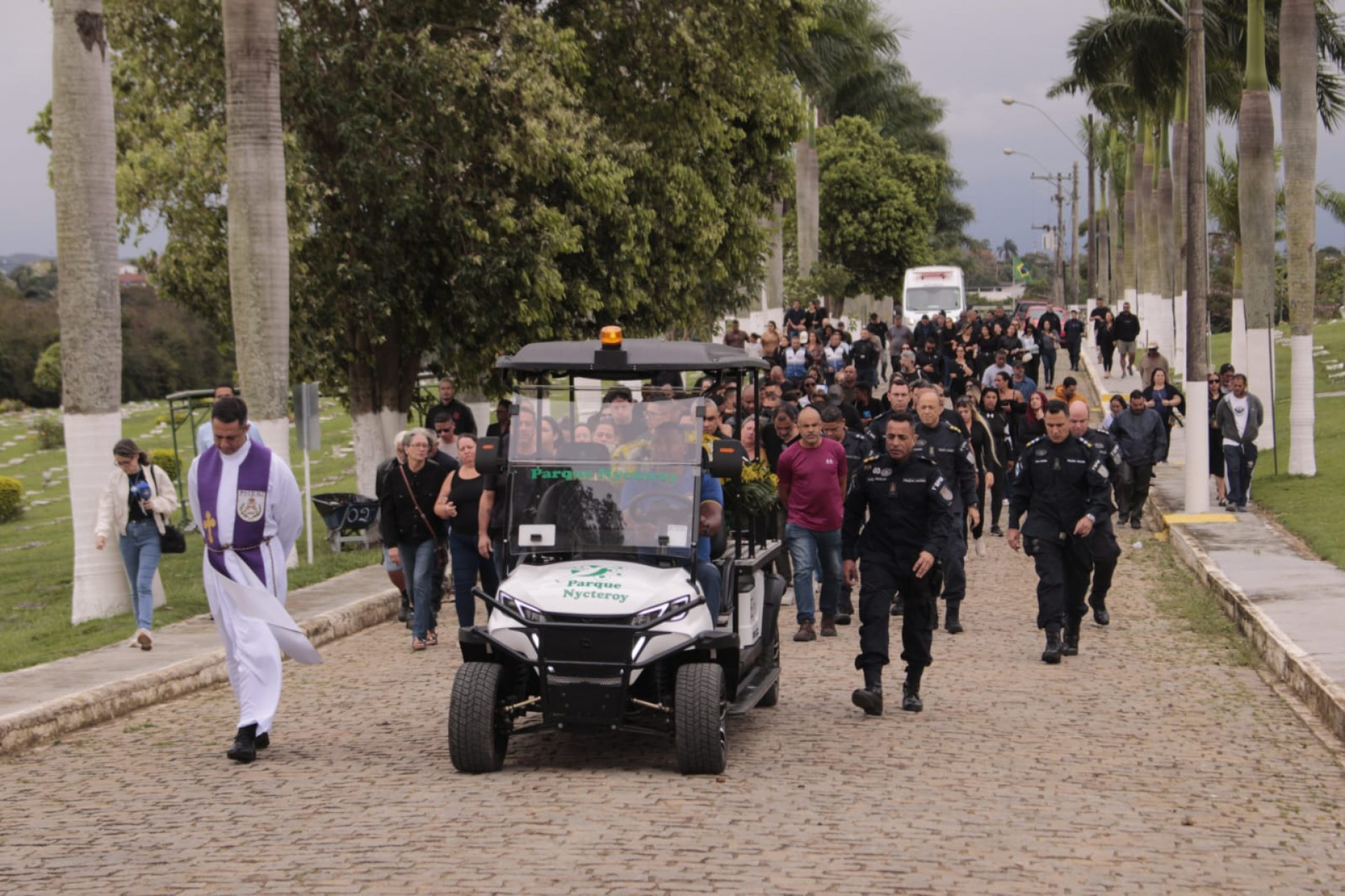 Cortejo de Rayllan Carino ocorreu com presença de diversos PMs no Memorial Parque Nycteroy - Carlos Elias Junior / Agência O Dia