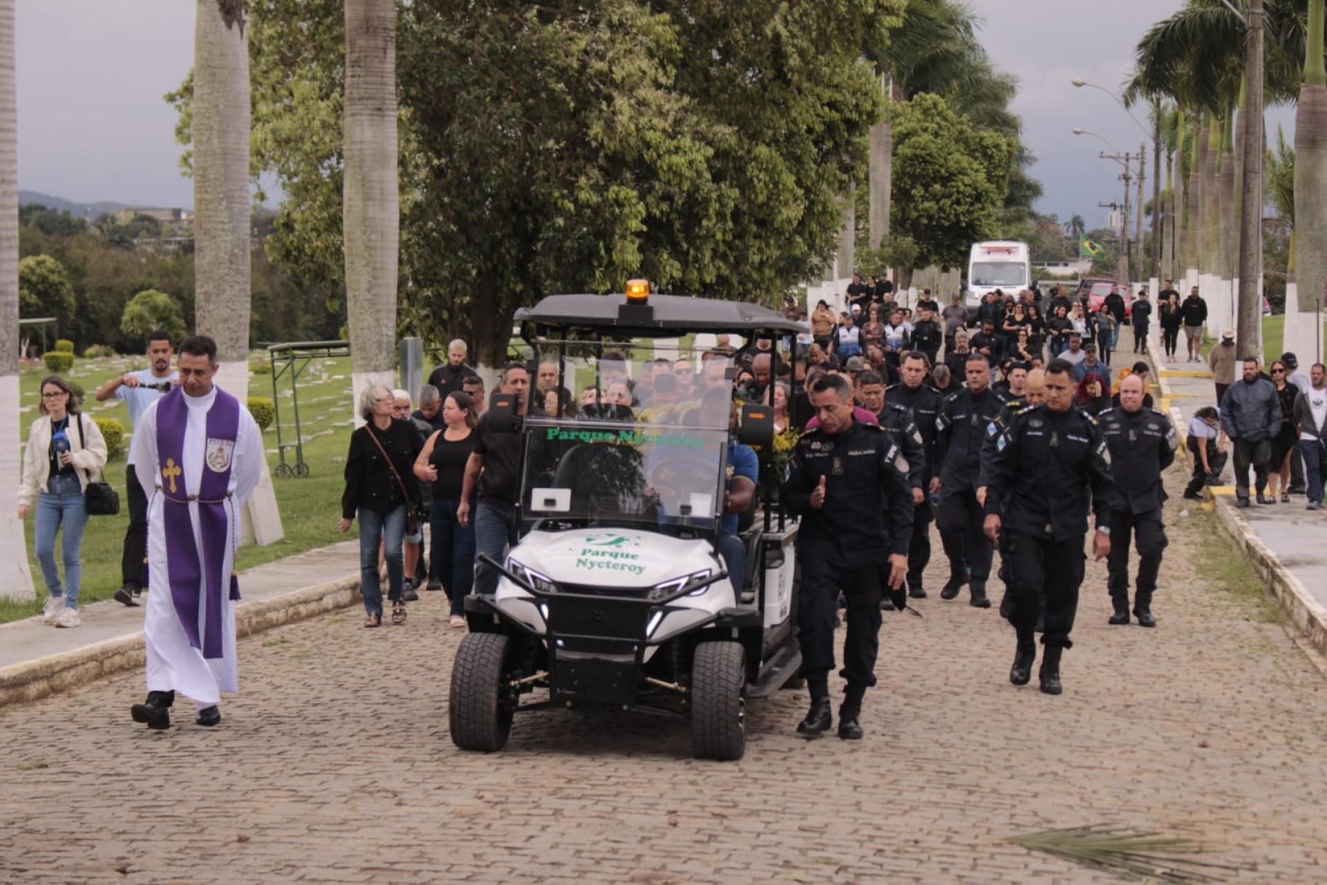 Cortejo de Rayllan Carino ocorreu com presença de diversos PMs no Memorial Parque Nycteroy - Carlos Elias Junior / Agência O Dia
