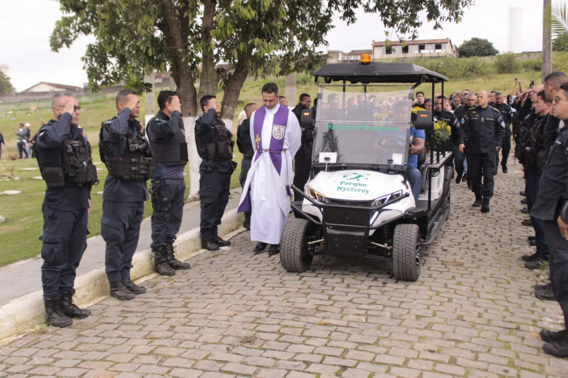 Cortejo de Rayllan Carino ocorreu com presença de diversos PMs no Memorial Parque Nycteroy - Carlos Elias Junior / Agência O Dia