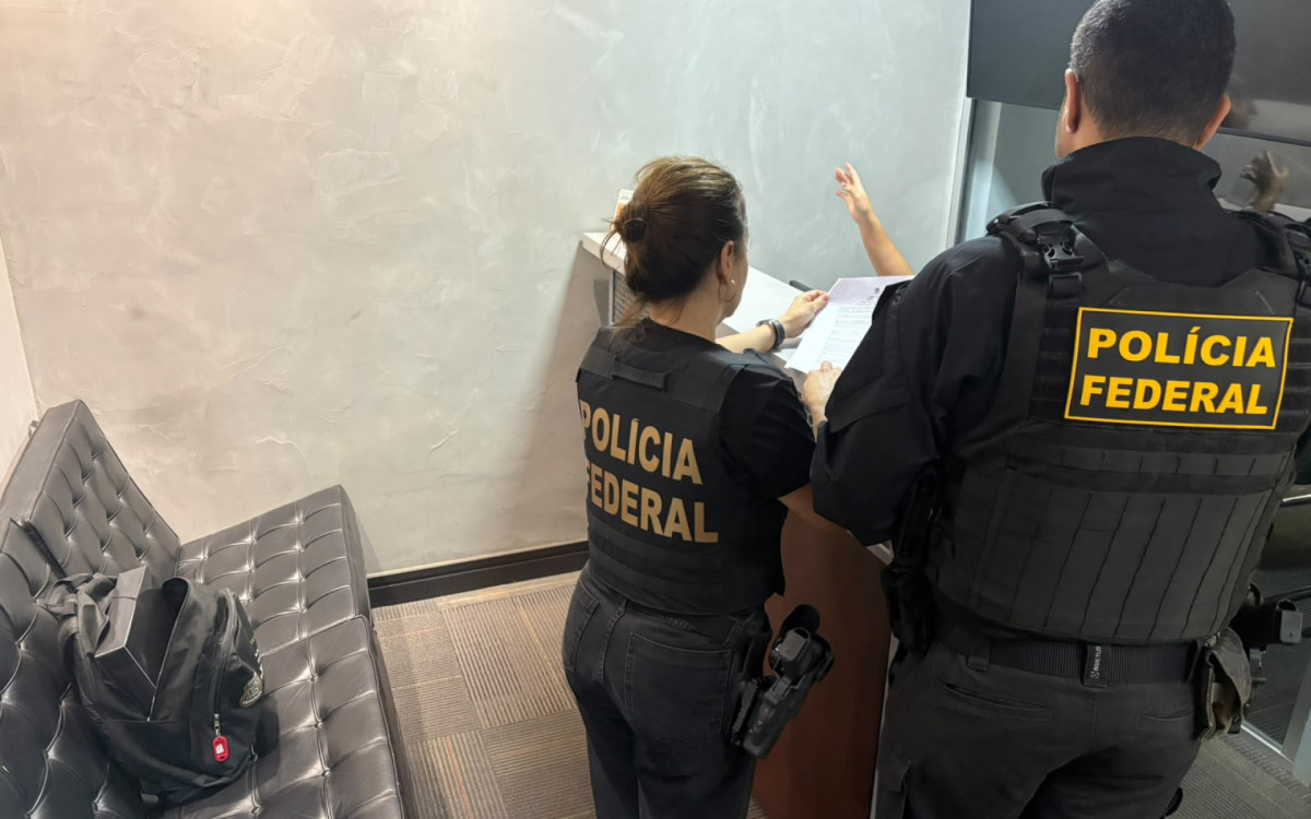 Policiais federais cumpriram mandados de busca e apreensão nesta quinta-feira (17)