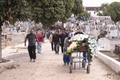 Comoção marca enterro de jovem morto ao salvar amiga de assalto
