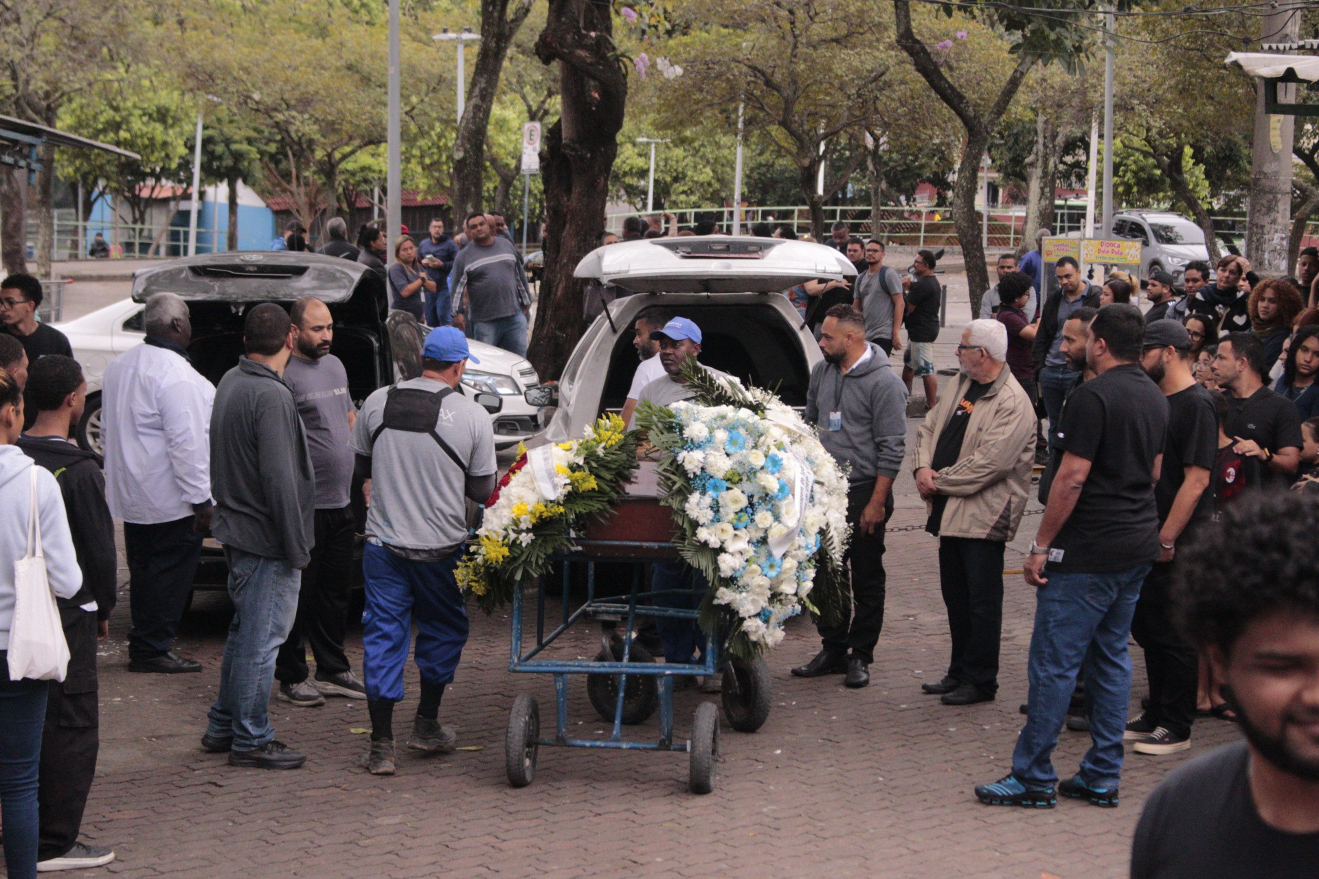 Familiares e amigos no sepultamento do jovem Luiz Guilherme Assis, no Cemit&eacute;rio de Iraj&aacute; - Carlos Elias Junior/Ag&ecirc;ncia O Dia
