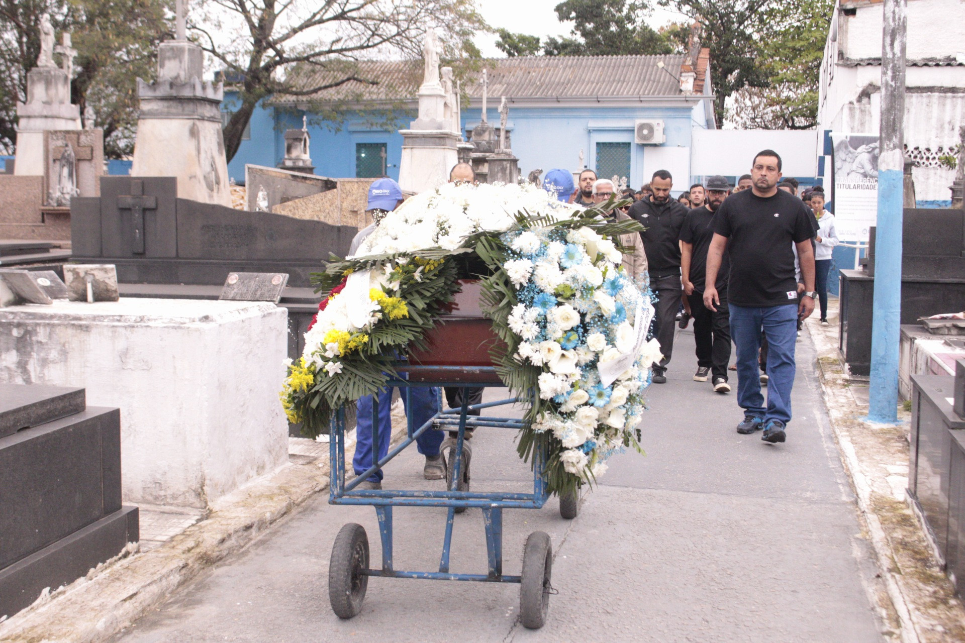 Familiares e amigos no sepultamento do jovem Luiz Guilherme Assis, no Cemit&eacute;rio de Iraj&aacute; - Carlos Elias Junior/Ag&ecirc;ncia O Dia