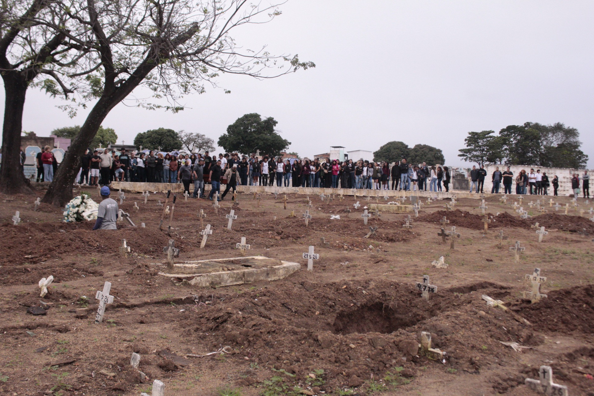 Familiares e amigos no sepultamento do jovem Luiz Guilherme Assis, no Cemit&eacute;rio de Iraj&aacute; - Carlos Elias Junior/Ag&ecirc;ncia O Dia