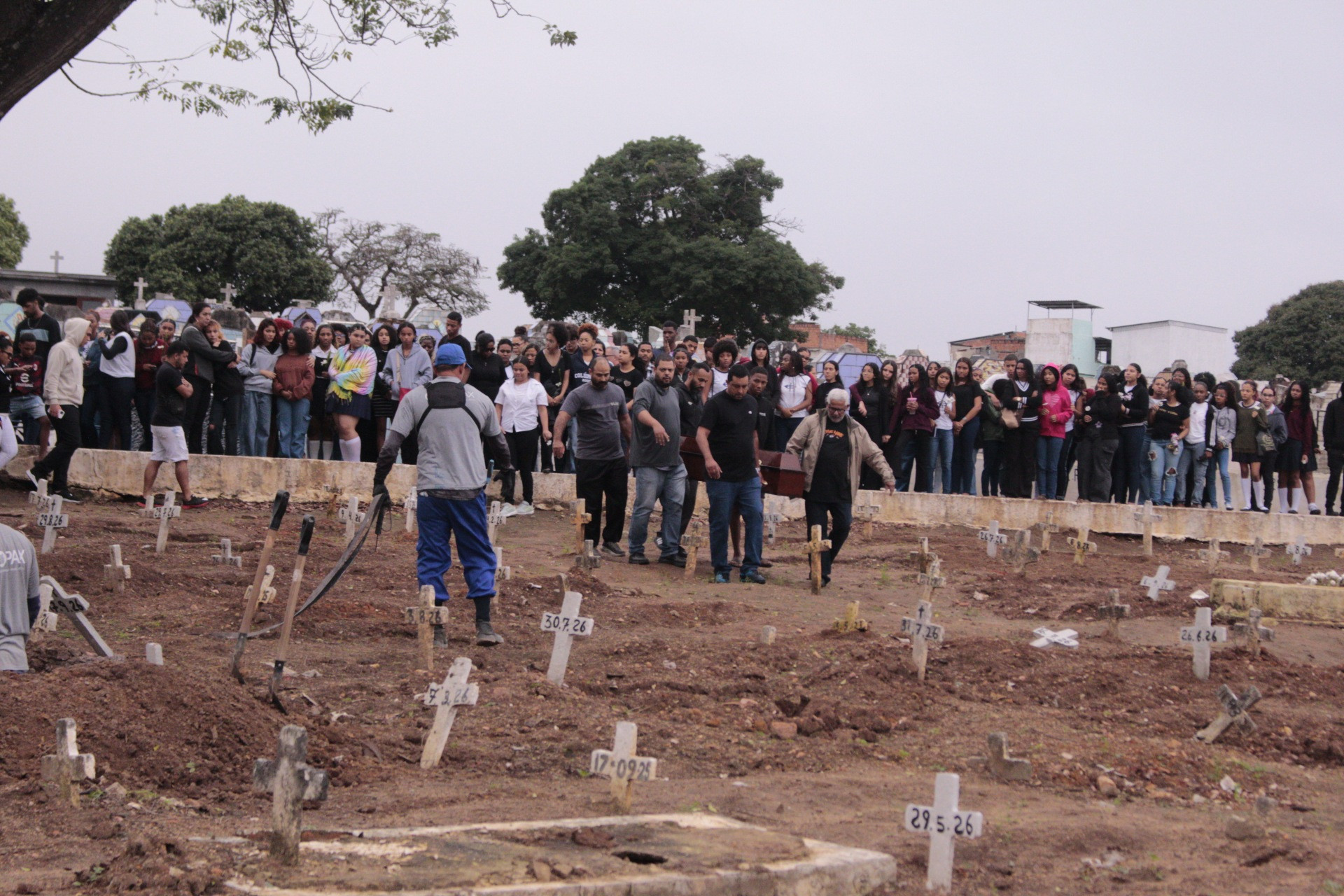 Familiares e amigos no sepultamento do jovem Luiz Guilherme Assis, no Cemit&eacute;rio de Iraj&aacute; - Carlos Elias Junior/Ag&ecirc;ncia O Dia
